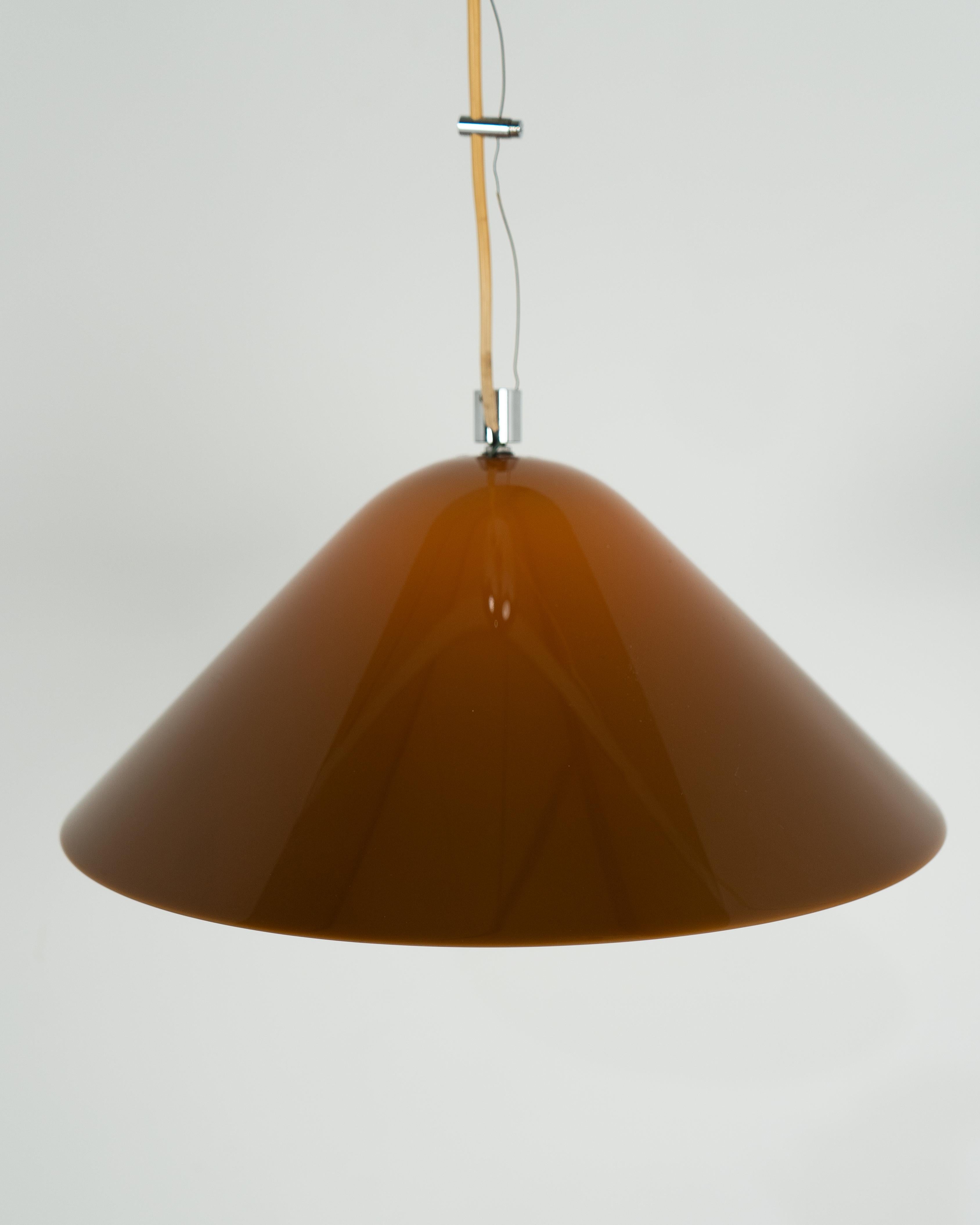 Fine XX secolo Lampada a sospensione vintage di Harvey Guzzini per Meblo, anni '70 in vendita
