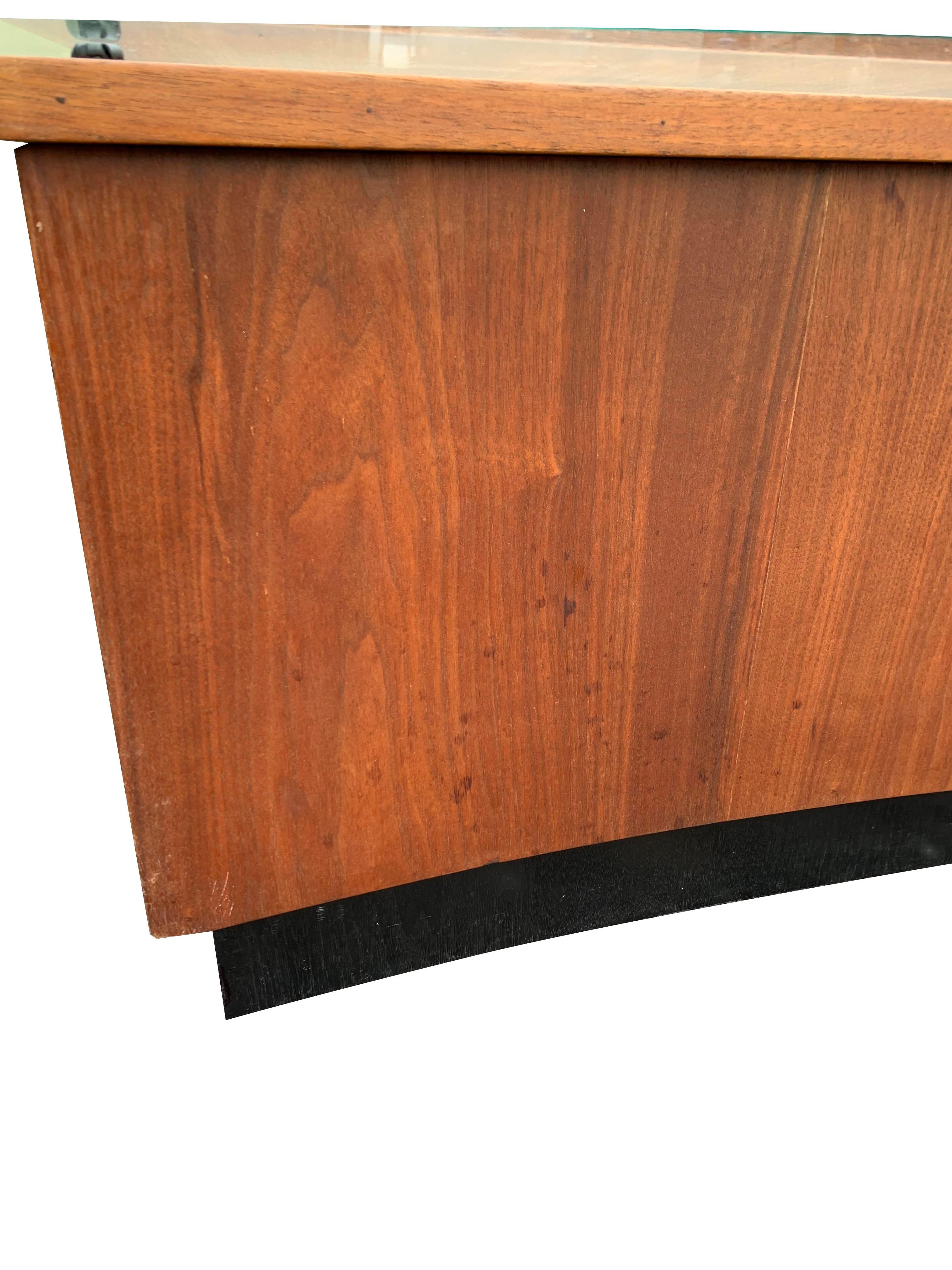 Inconnu Table basse moderne de style Harvey Probber avec plateau en verre en vente