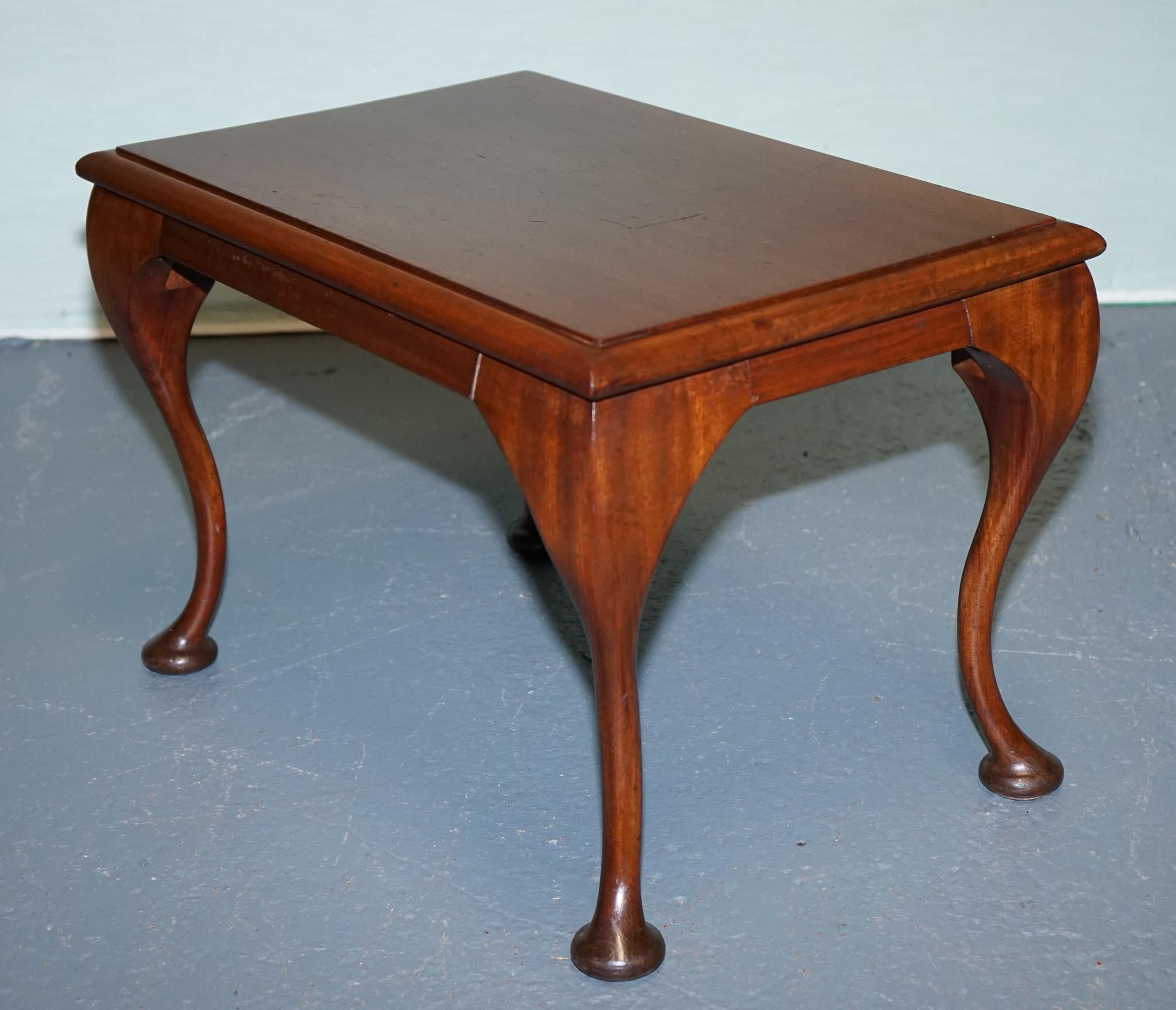 
Antiquitäten aus London



Ein bezaubernder niedriger Tisch im Queen-Anne-Stil aus Mahagoni mit einer rechteckigen Platte mit einfachem, geformtem Rand und elegant geformten Cabriole-Beinen, die in pad-Füßen enden. Sein minimalistisches und doch