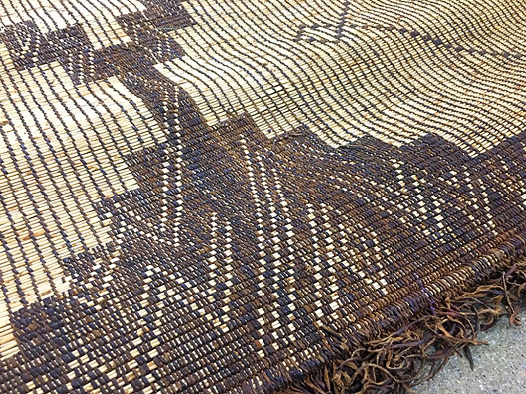 Alfombrilla Tuareg Hassira Vintage de junco y piel de camello Tribal en venta