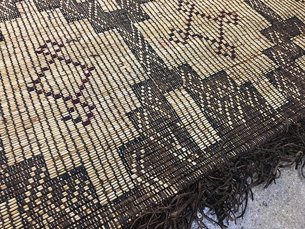 Tribale Stuoia Hassira Tuareg vintage in canna e pelle di cammello in vendita