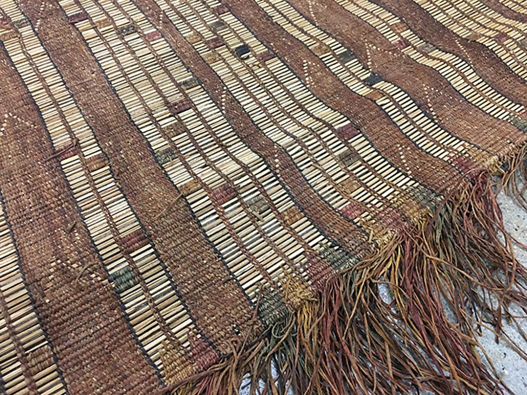 Alfombrilla Tuareg Hassira Vintage de junco y piel de camello Tribal en venta
