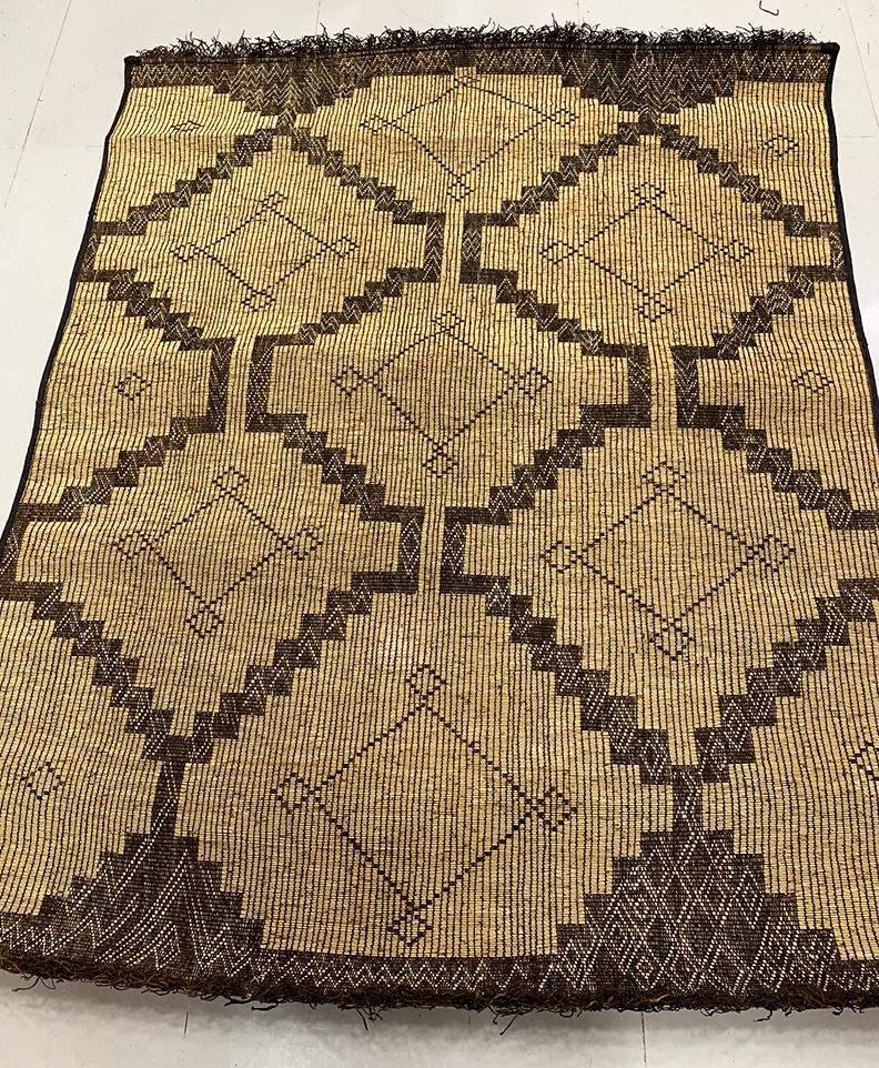 Alfombrilla Tuareg Hassira Vintage de junco y piel de camello Africano subsahariano en venta