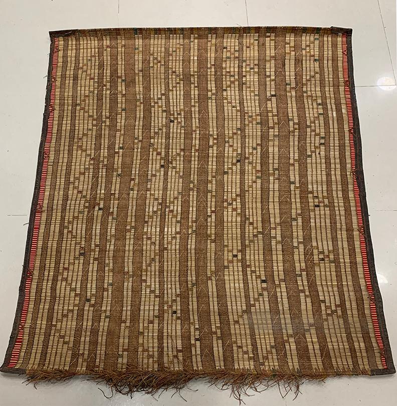 Alfombrilla Tuareg Hassira Vintage de junco y piel de camello Africano subsahariano en venta