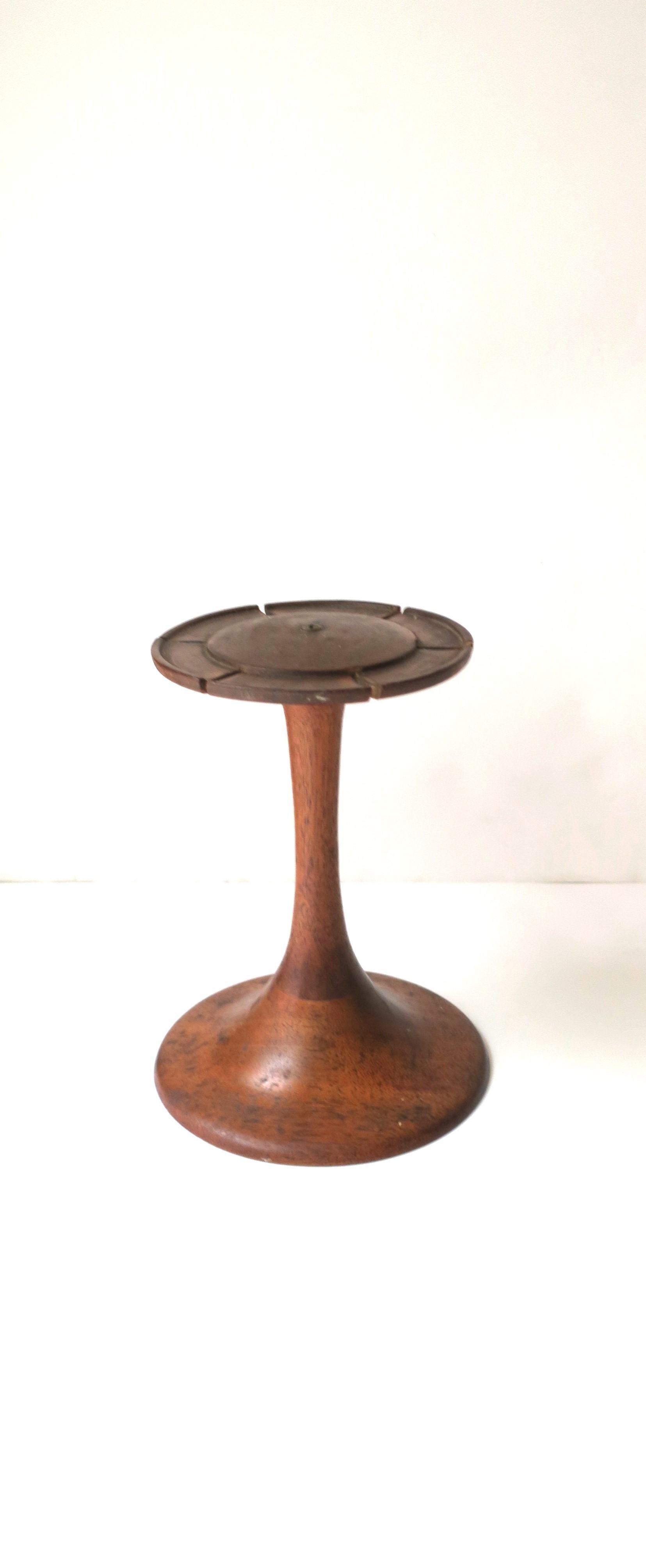 A beautiful and well-made wood hat stand, Midcentury Modern period, circa mid-20th. A great piece for personal use or display. Very good condition as shown in images. Dimensions: 5.88