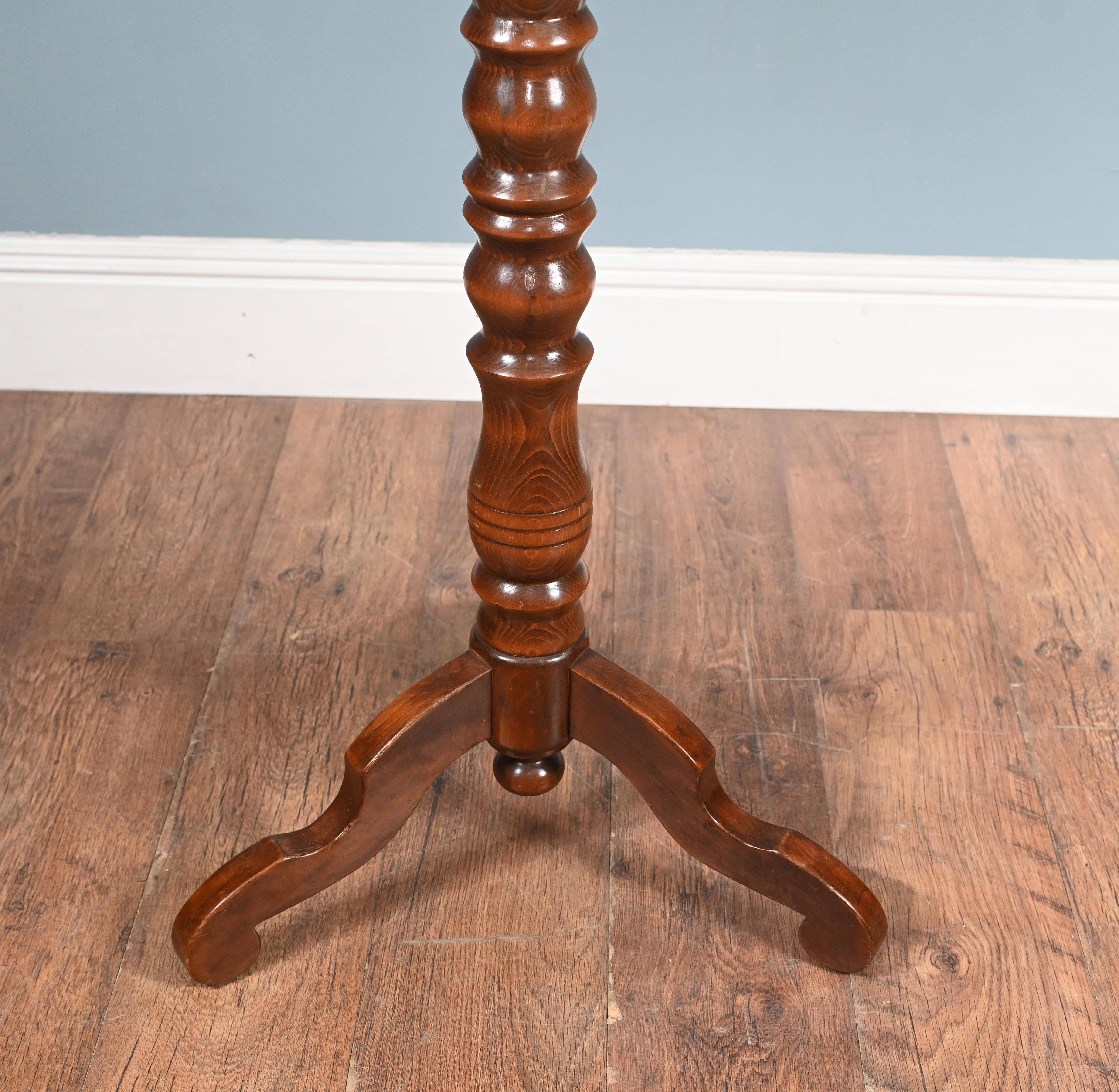 Sie sehen einen vintage Mahagoni Mantel-/Hutständer
Die wunderschön gedrechselte Mittelsäule mit dem dreibeinigen Sockel sorgt für Stabilität und einen Hauch von Eleganz.
Um 1930
Die Handwerkskunst ist detailliert, wobei jeder Zapfen ein bauchiges