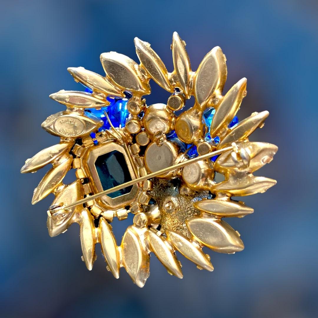 Beautiful vintage HATIE CARNEGIE brooch. Very bright, extraordinary shades of blue. A sublime flower crown, in SWAROVSKI crystal of many different shapes. Very nice bill. Very good general condition.

I am a partner with French experts group ,
