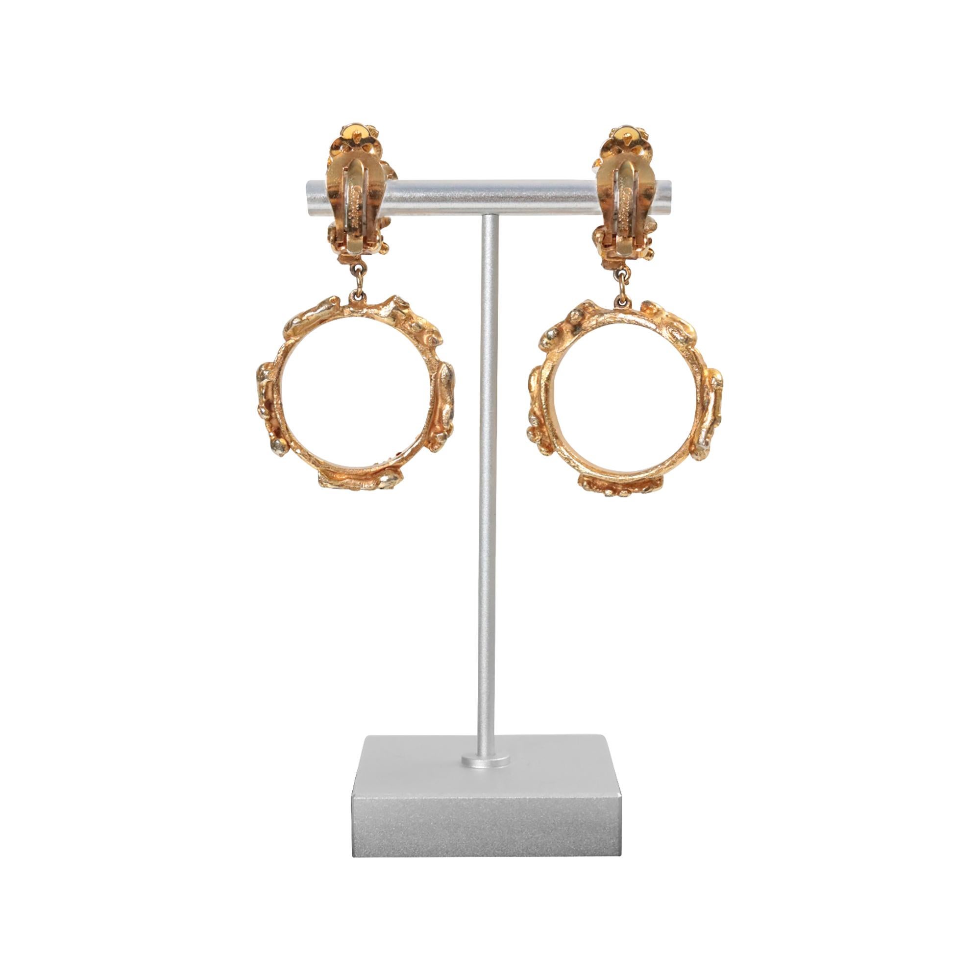 Hattie Carnegie d'epoca, orecchini a cerchio pendenti in tonalità oro, CIRCA 1970 in vendita 5