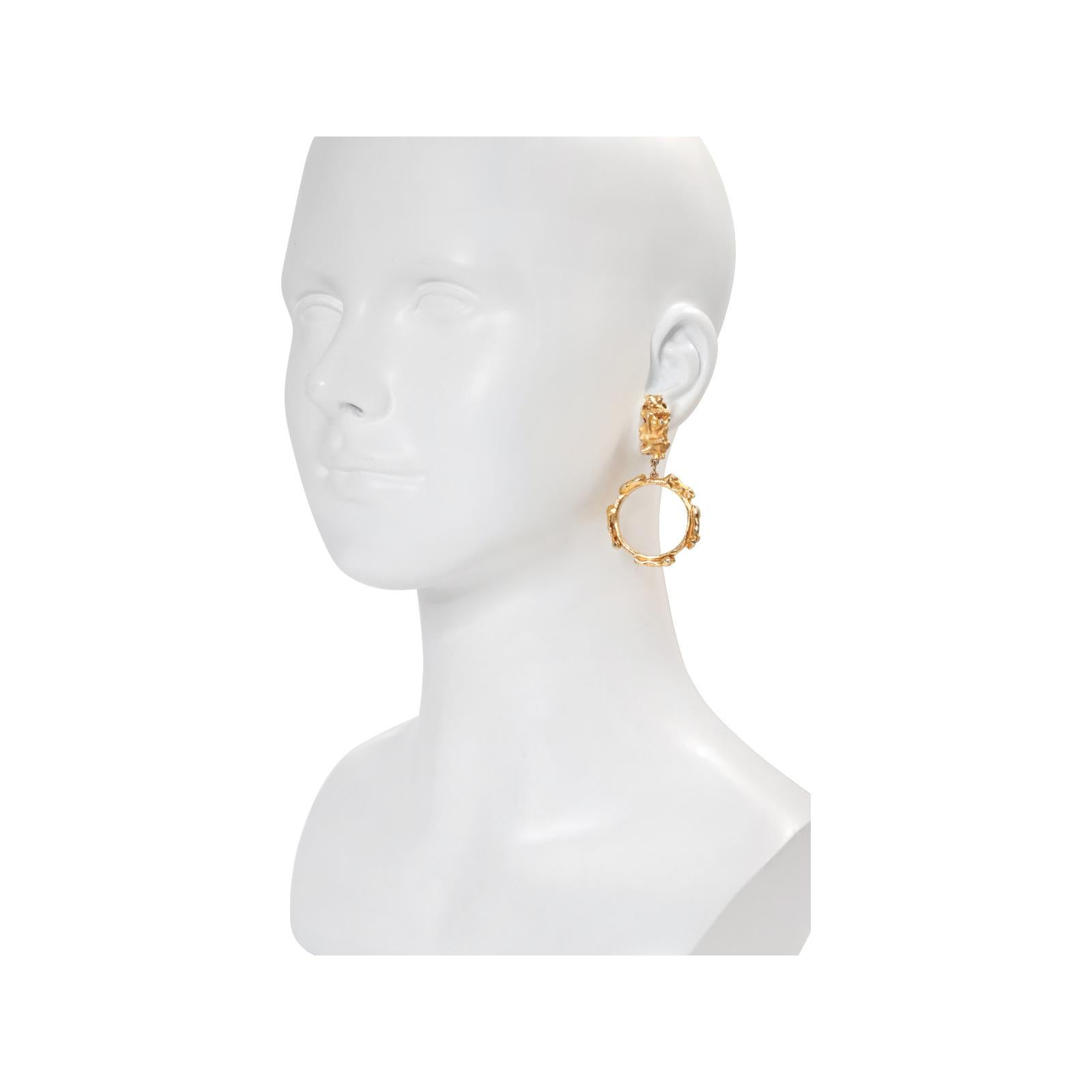 Moderne Vintage Hattie Carnegie Gold Tone Dangling Hoop Earrings Circa 1970 en vente