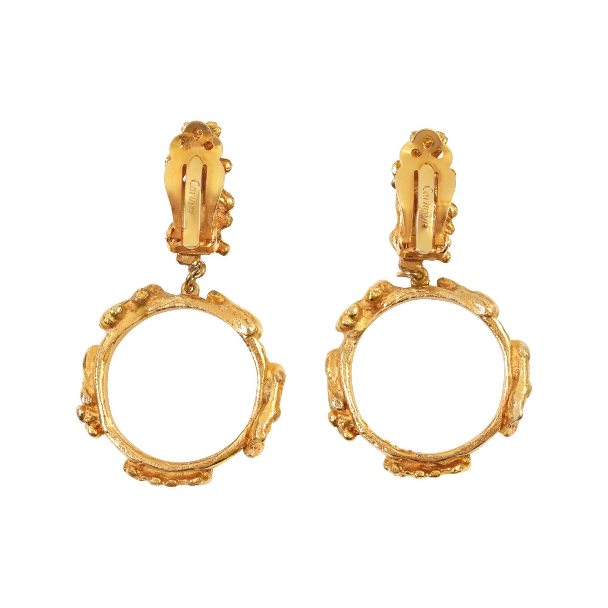 Hattie Carnegie d'epoca, orecchini a cerchio pendenti in tonalità oro, CIRCA 1970 in vendita 1