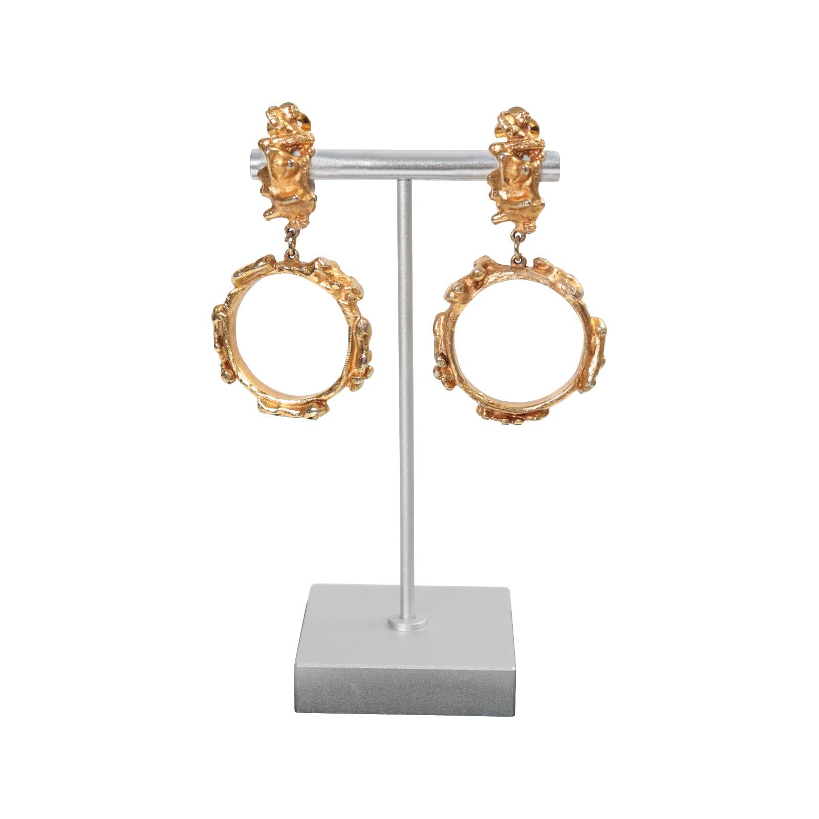 Vintage Hattie Carnegie Gold Tone Dangling Hoop Earrings Circa 1970 en vente 3