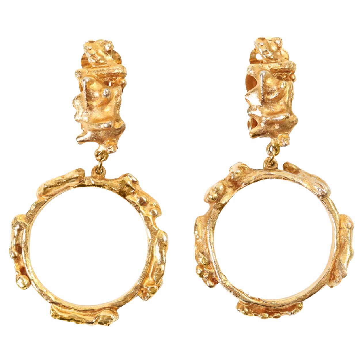 Vintage Hattie Carnegie Gold Tone Dangling Hoop Earrings Circa 1970 en vente