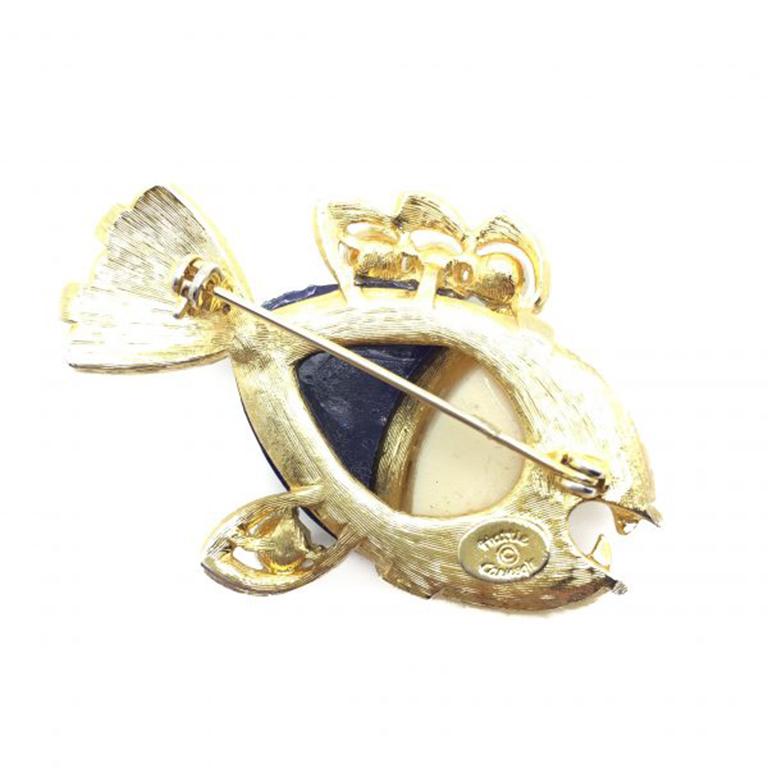A rare, signed Hattie Carnegie fish brooch dating to the 1960s. Said to have been designed by Kenneth J Lane who was Head Designer for Hattie Carnegie in the 1960s. Featuring gold plated metal and pearl and rhinestone detailing adorning the