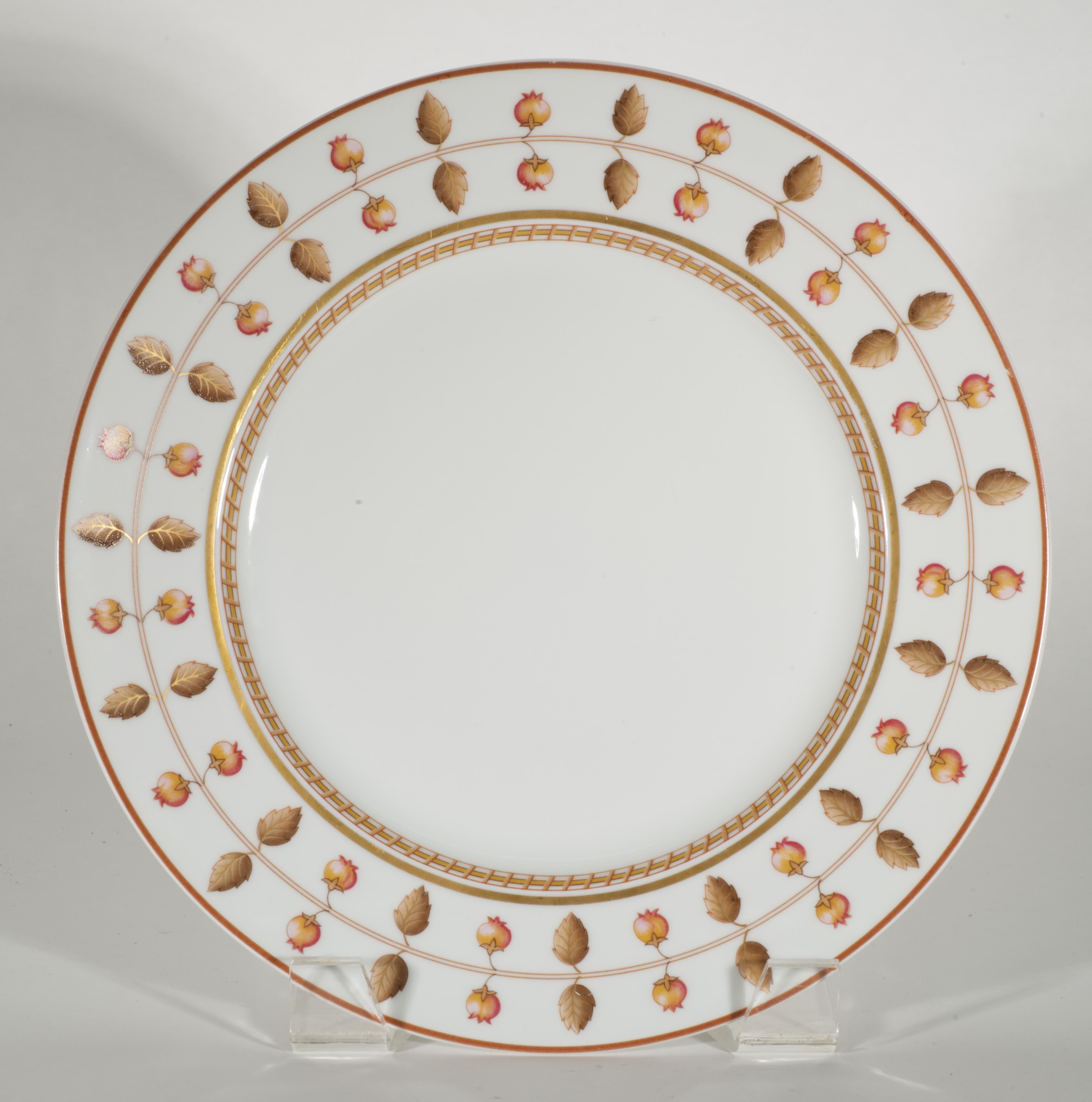  El juego vintage de 4 platos llanos y 4 platos de ensalada fue fabricado por Haviland, Limoges, en el raro diseño Rivoli. La decoración consiste en una banda ancha de hojas y bayas o capullos de flores en colores verde cálido y naranja suave