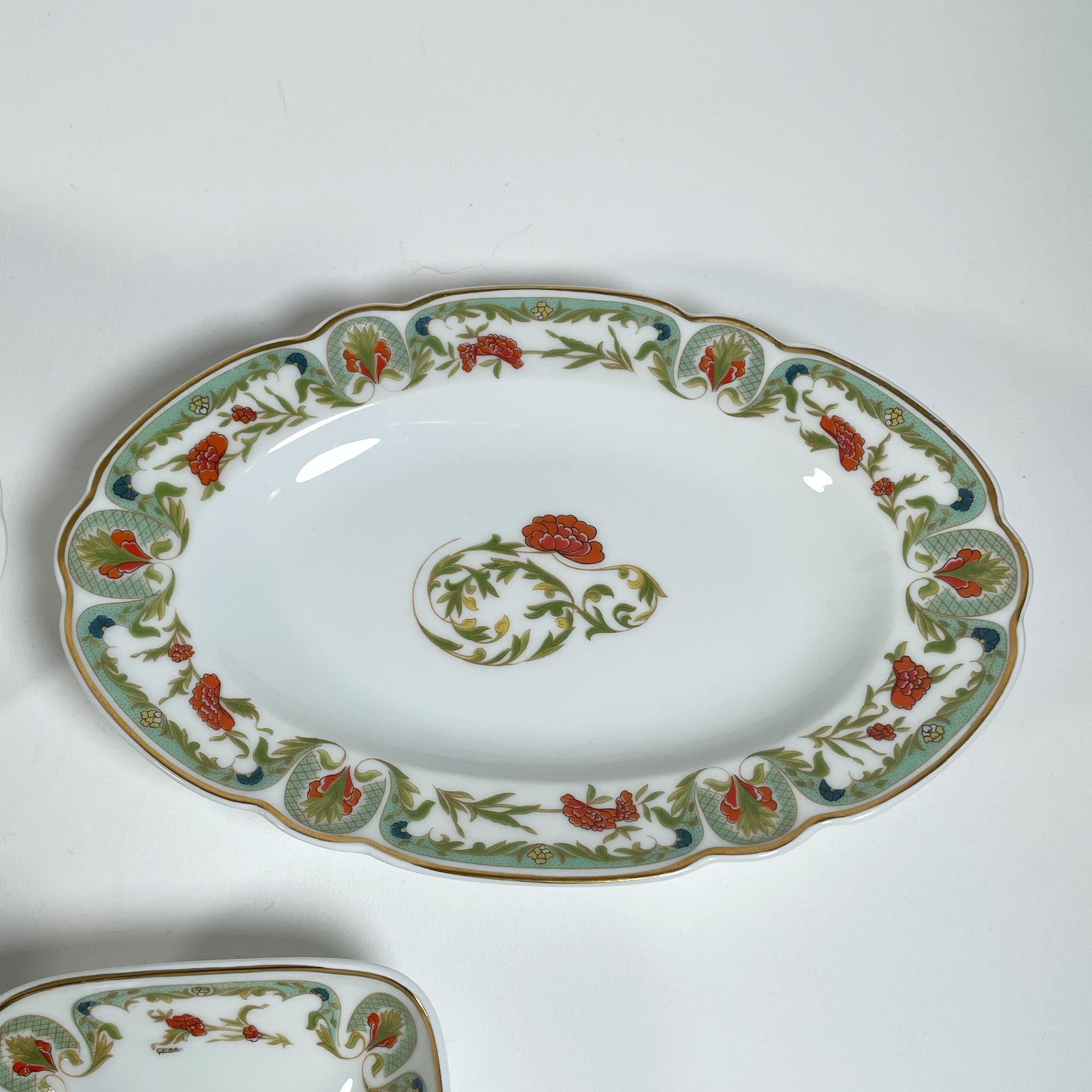 Entdecken Sie ein exquisites Vintage-Porzellanset von Haviland mit dem zeitlosen Mozart-Muster 