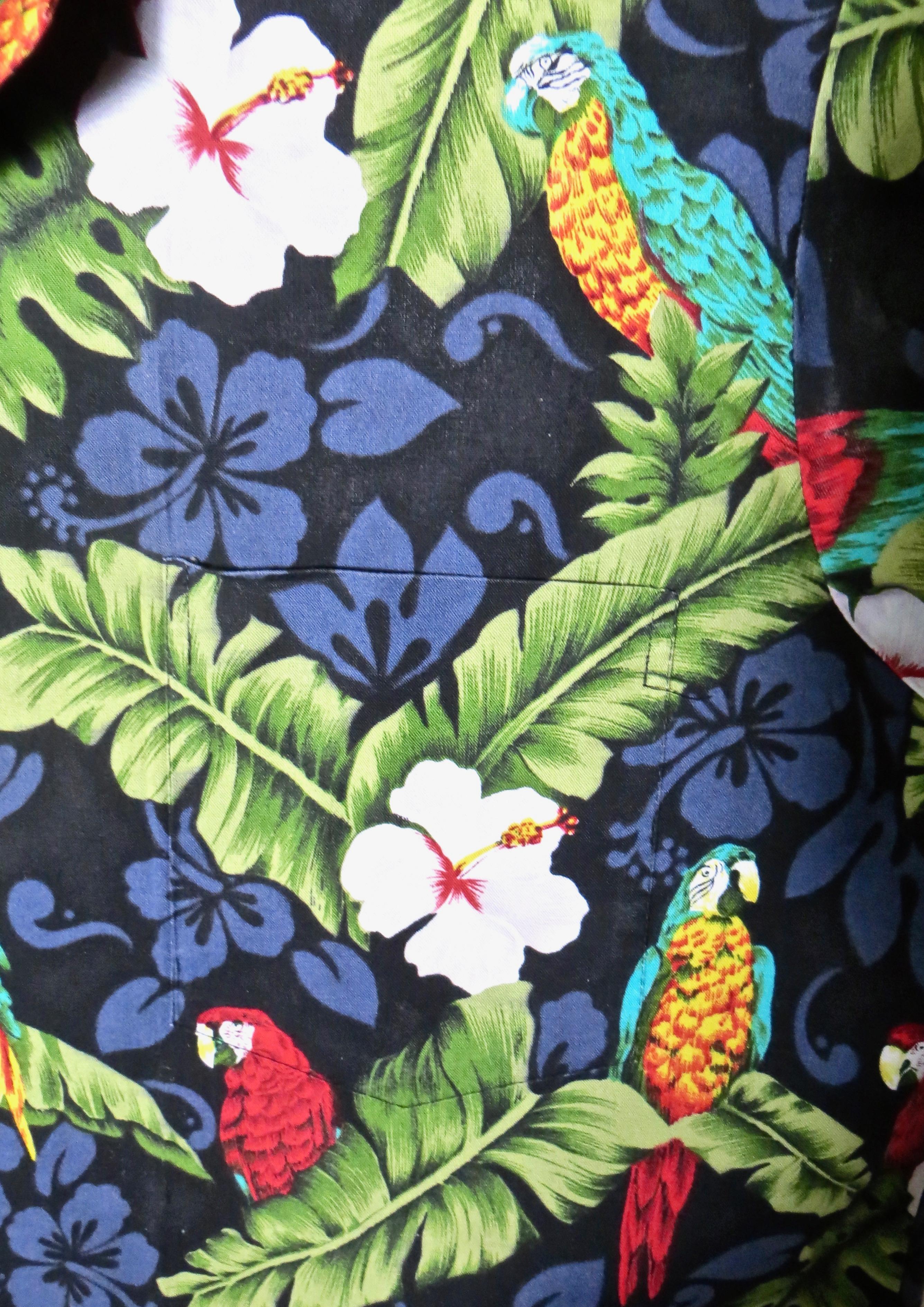 Camisa hawaiana vintage, diseño floral y de loros, X-Grande para hombre, alrededor de 1970 Hawaiano en venta