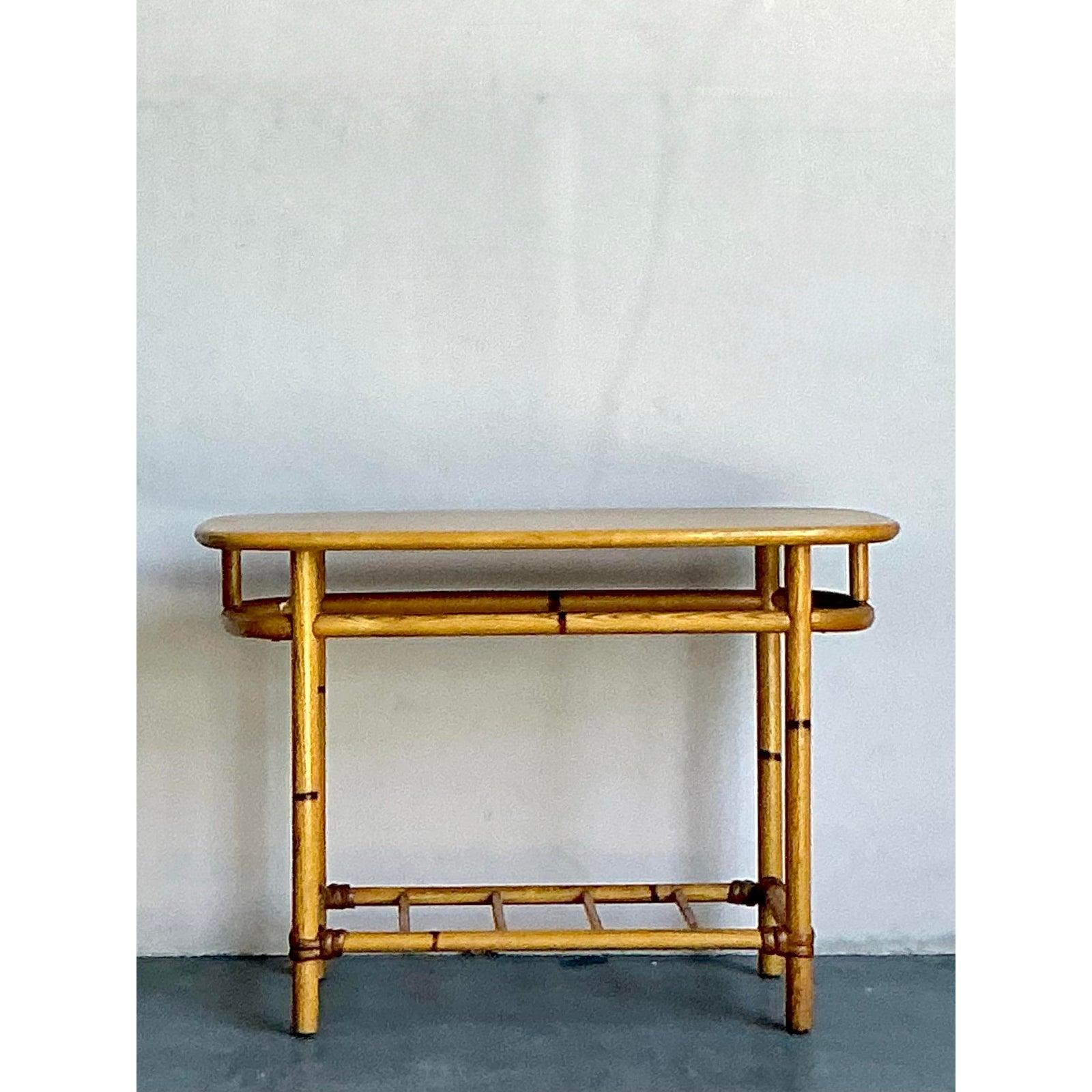 Scopri il fascino estroso del design del Mid-Century con questo eccezionale tavolino dell'iconico produttore americano Haywood Wakefield. Realizzato con maestria in acero duro massiccio, questo pezzo presenta un delizioso motivo di bambù finto, a