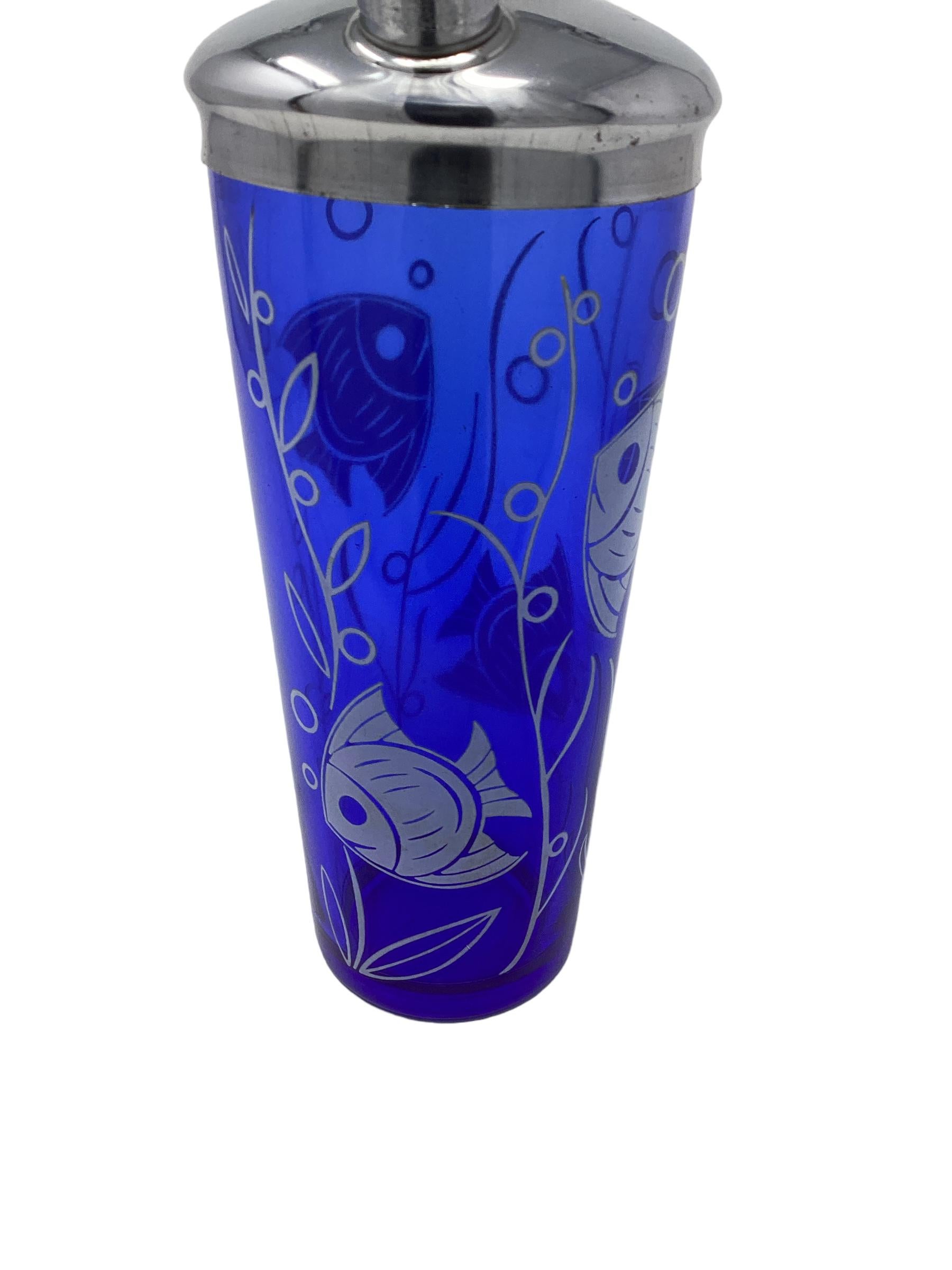 Vintage Hazel-Atlas Cobalt Blue Glass Cocktail Shaker with White Tropical Fish In Good Condition For Sale In Chapel Hill, NC
