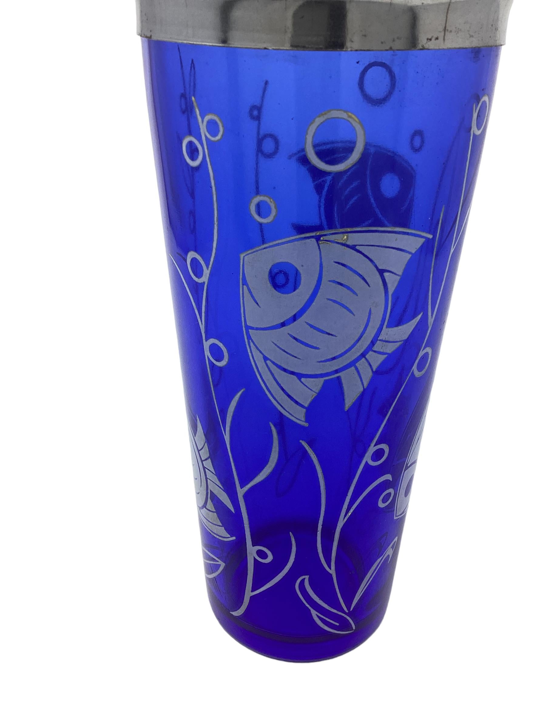 Verre Shaker à cocktail vintage en verre bleu cobalt avec poissons tropicaux blancs en verre Hazel-Atlas en vente