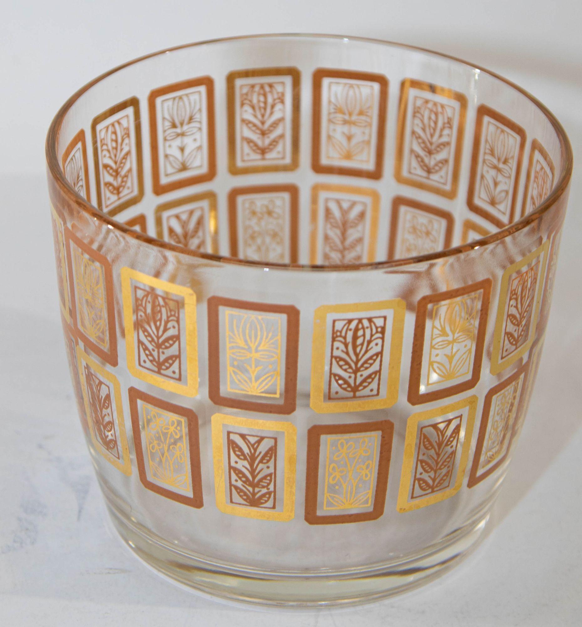 Vintage Hazel-Atlas LOTUS Ice Bowl Bucket Clear Glass with Gold and Pink Leaf Design Mid Century Modern.
Cet amusant seau à glace circulaire en verre Lotus Autumnal vintage du milieu du siècle dernier présente un motif floral dans des couleurs