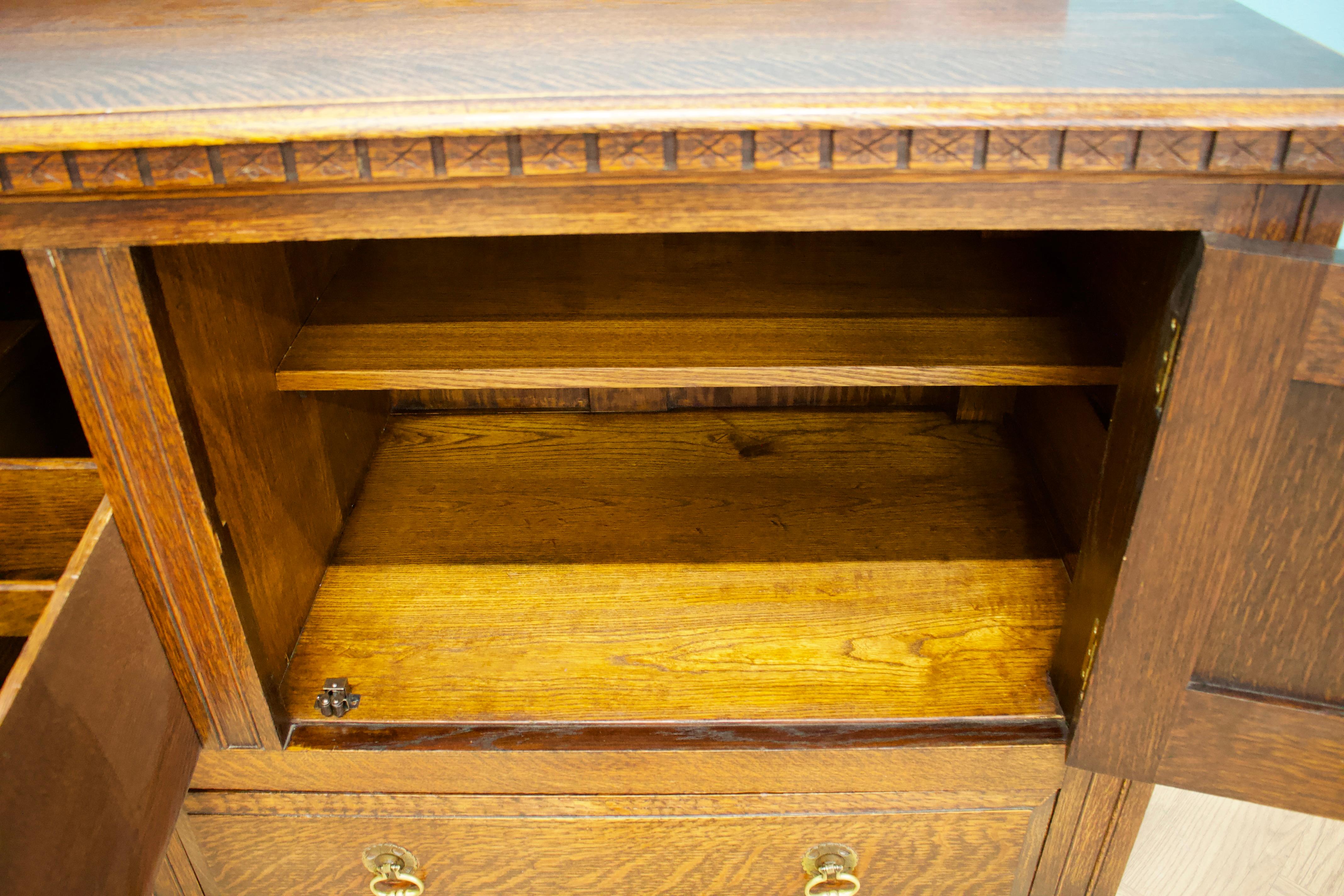 Buffet à boissons en chêne foncé de style jacobéen, Vintage By Oak, années 1920 en vente 3
