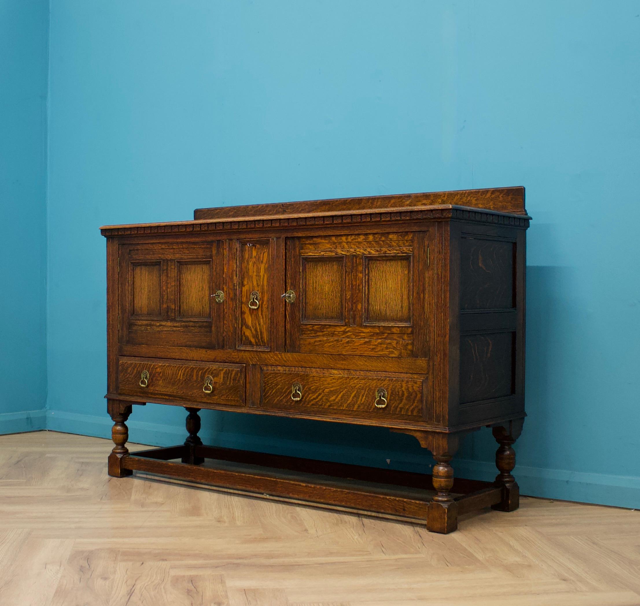 Britannique Buffet à boissons en chêne foncé de style jacobéen, Vintage By Oak, années 1920 en vente