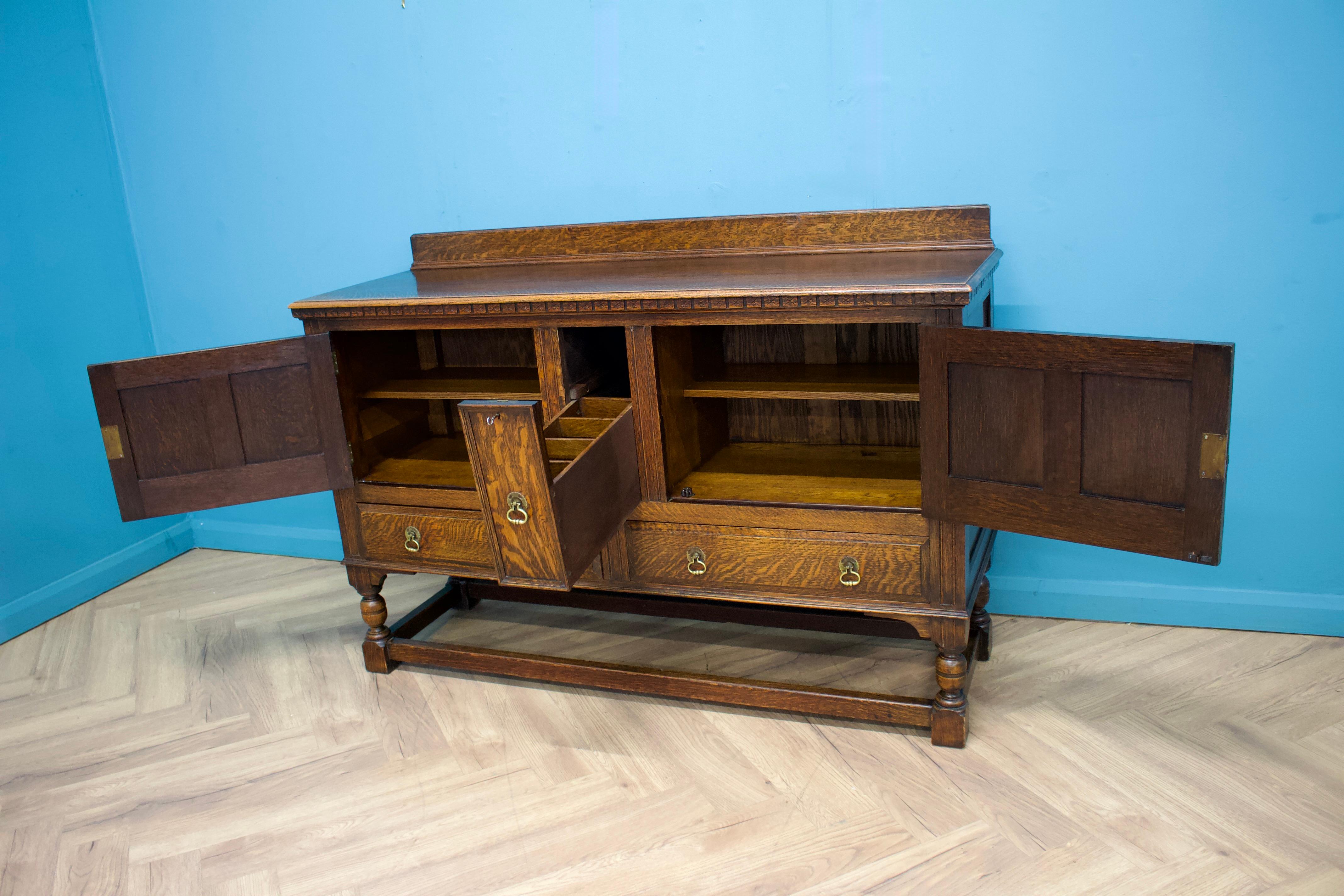 Travail du bois Buffet à boissons en chêne foncé de style jacobéen, Vintage By Oak, années 1920 en vente