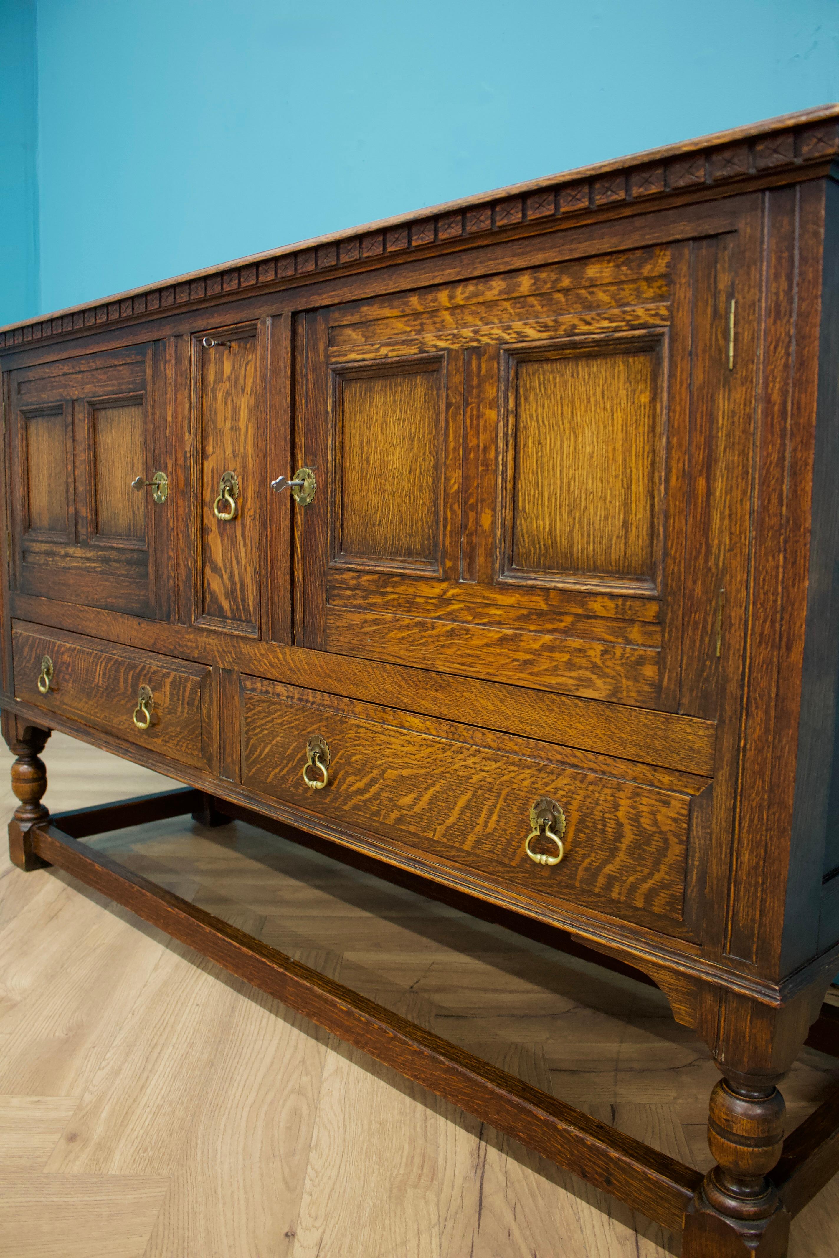 Buffet à boissons en chêne foncé de style jacobéen, Vintage By Oak, années 1920 Bon état - En vente à South Shields, GB