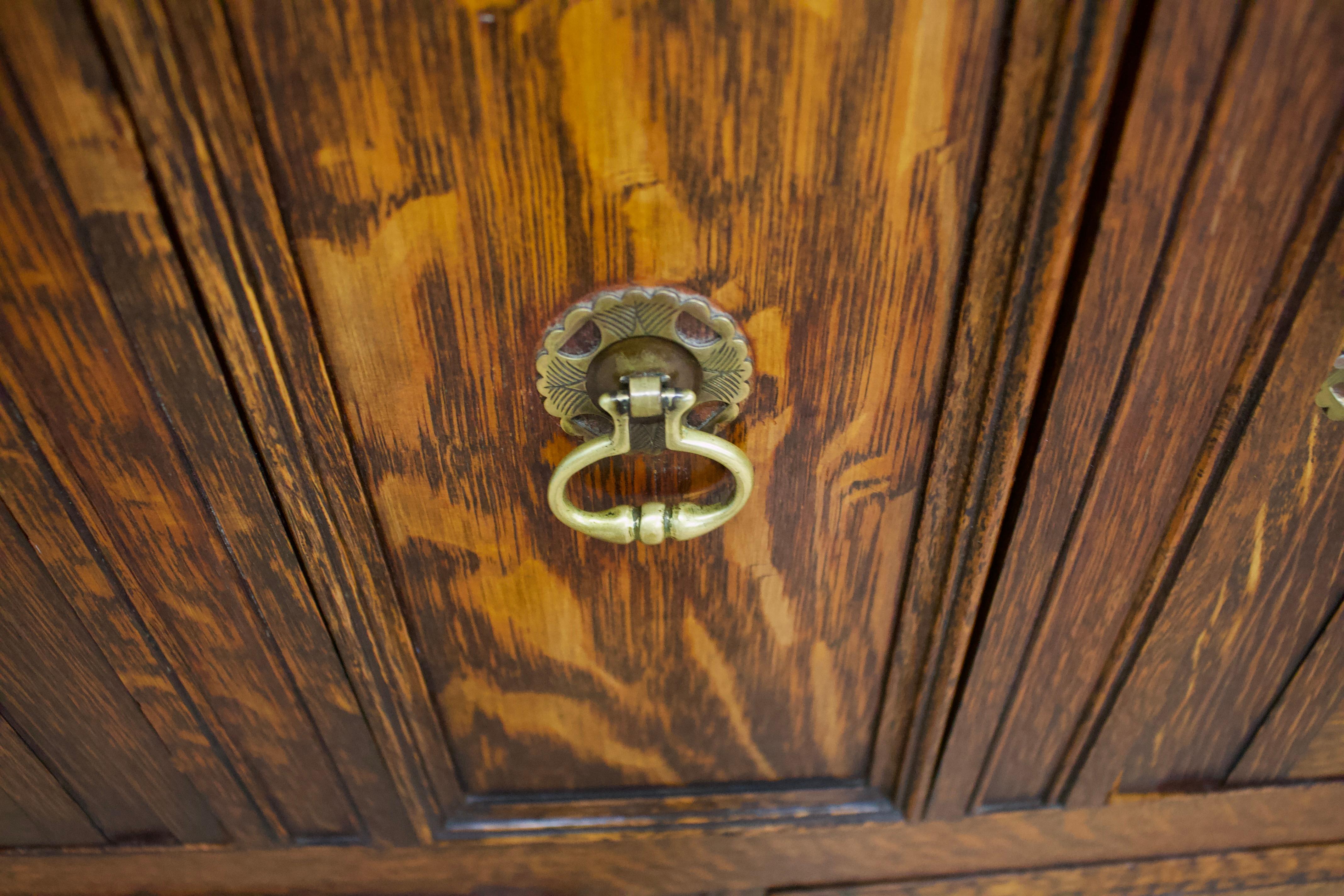 20ième siècle Buffet à boissons en chêne foncé de style jacobéen, Vintage By Oak, années 1920 en vente