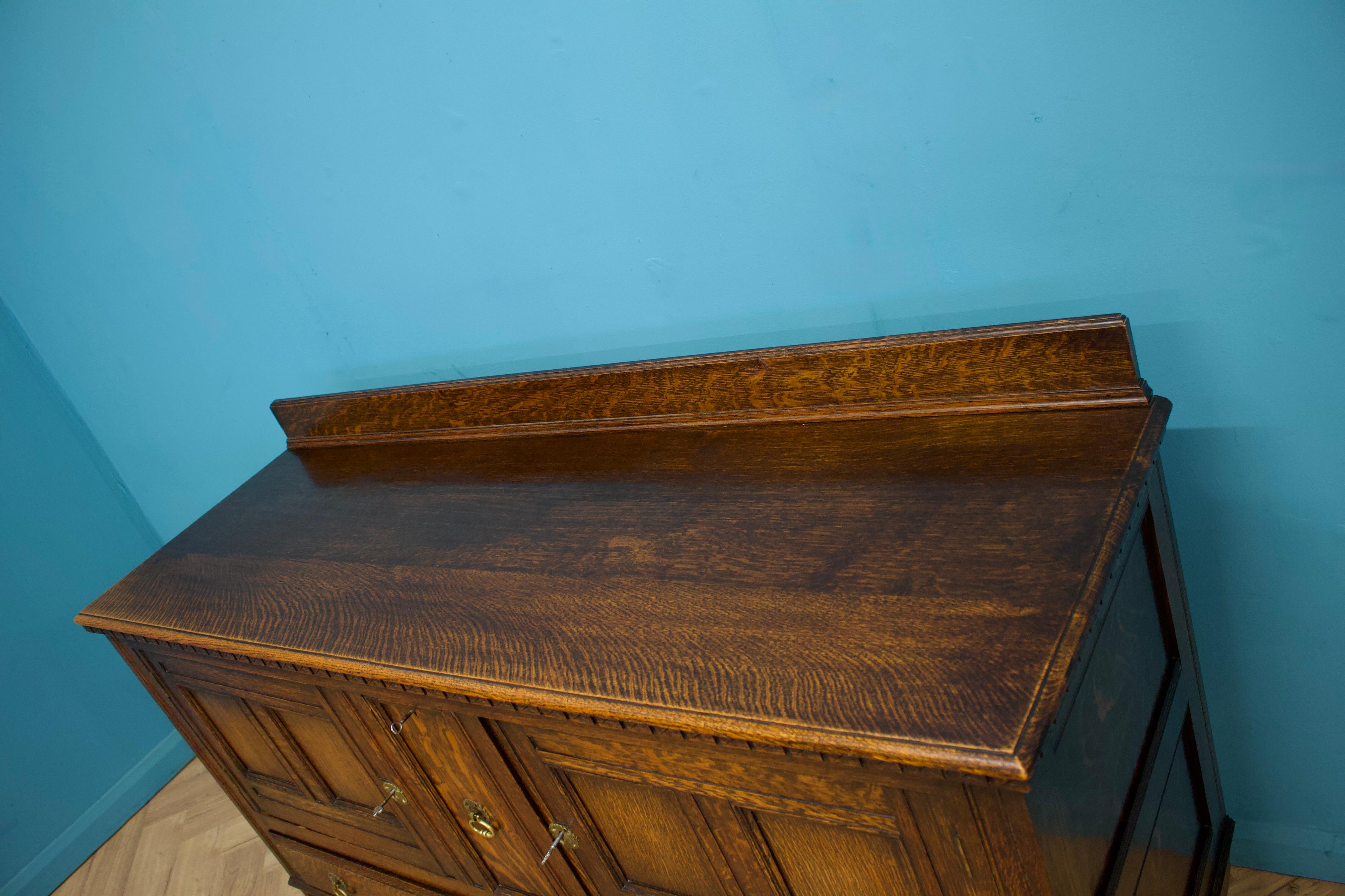 Chêne Buffet à boissons en chêne foncé de style jacobéen, Vintage By Oak, années 1920 en vente