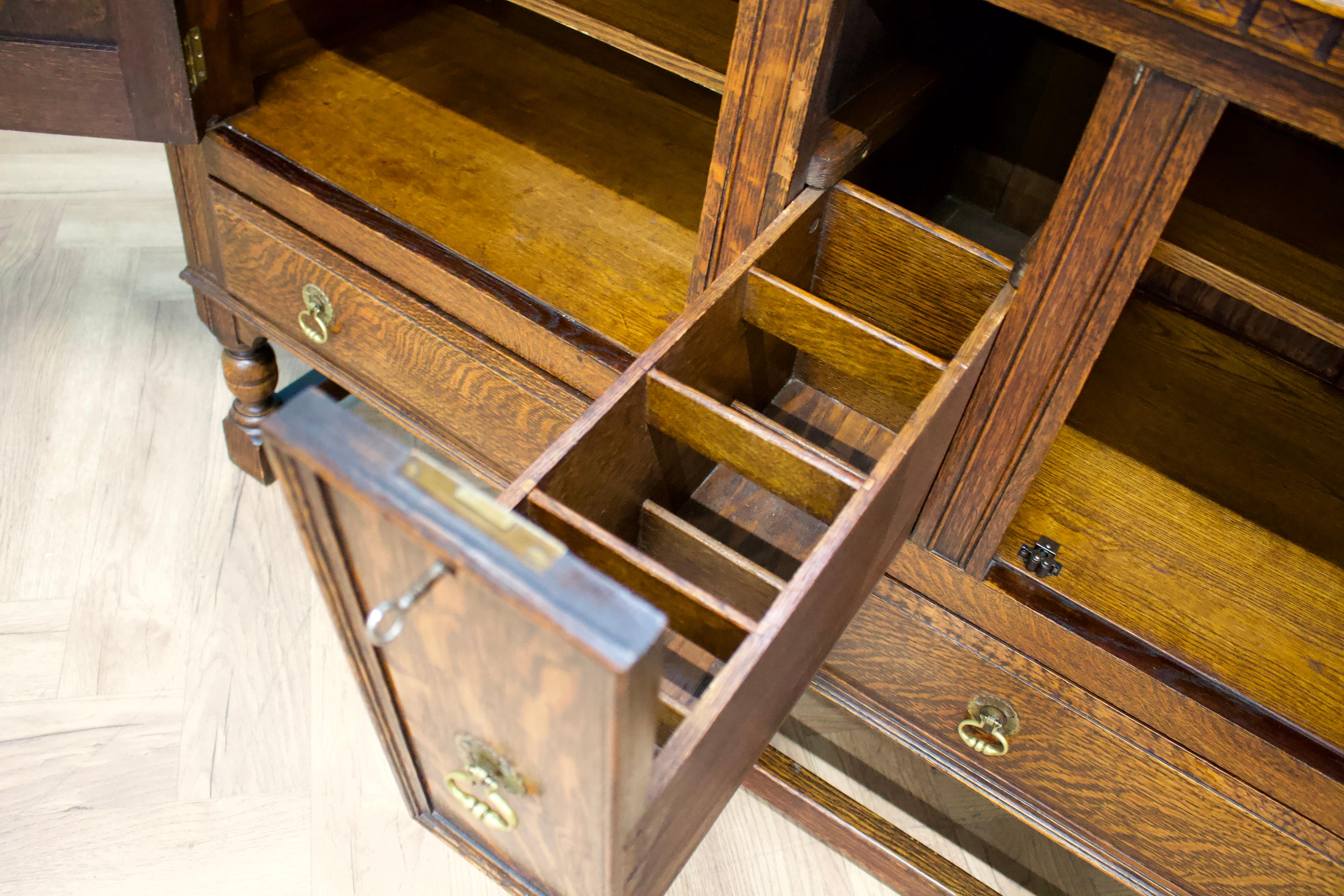 Buffet à boissons en chêne foncé de style jacobéen, Vintage By Oak, années 1920 en vente 1