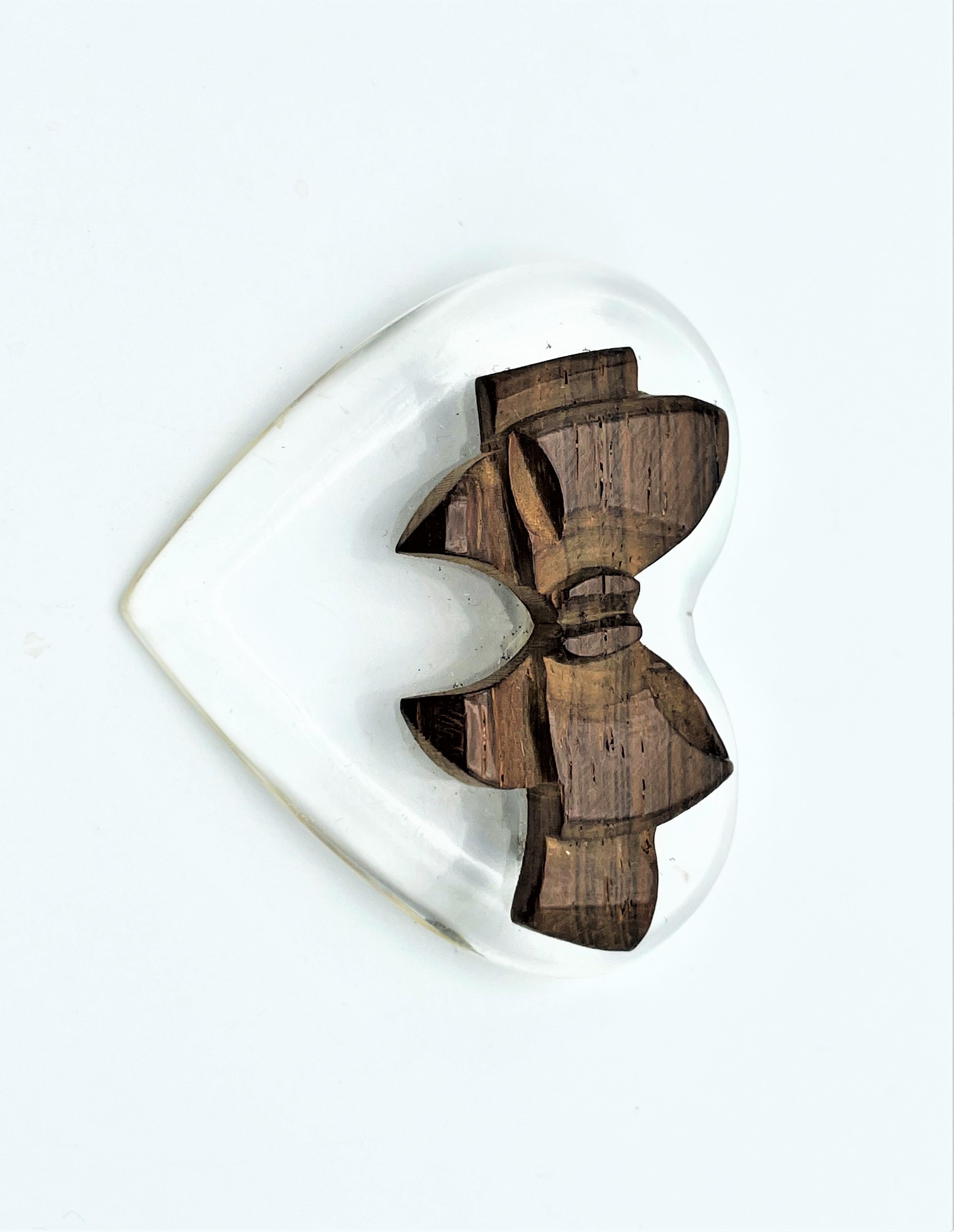 Modern Vintage heart brooch made by lucite decorated with a bow made of wood, 1930s USA For Sale
