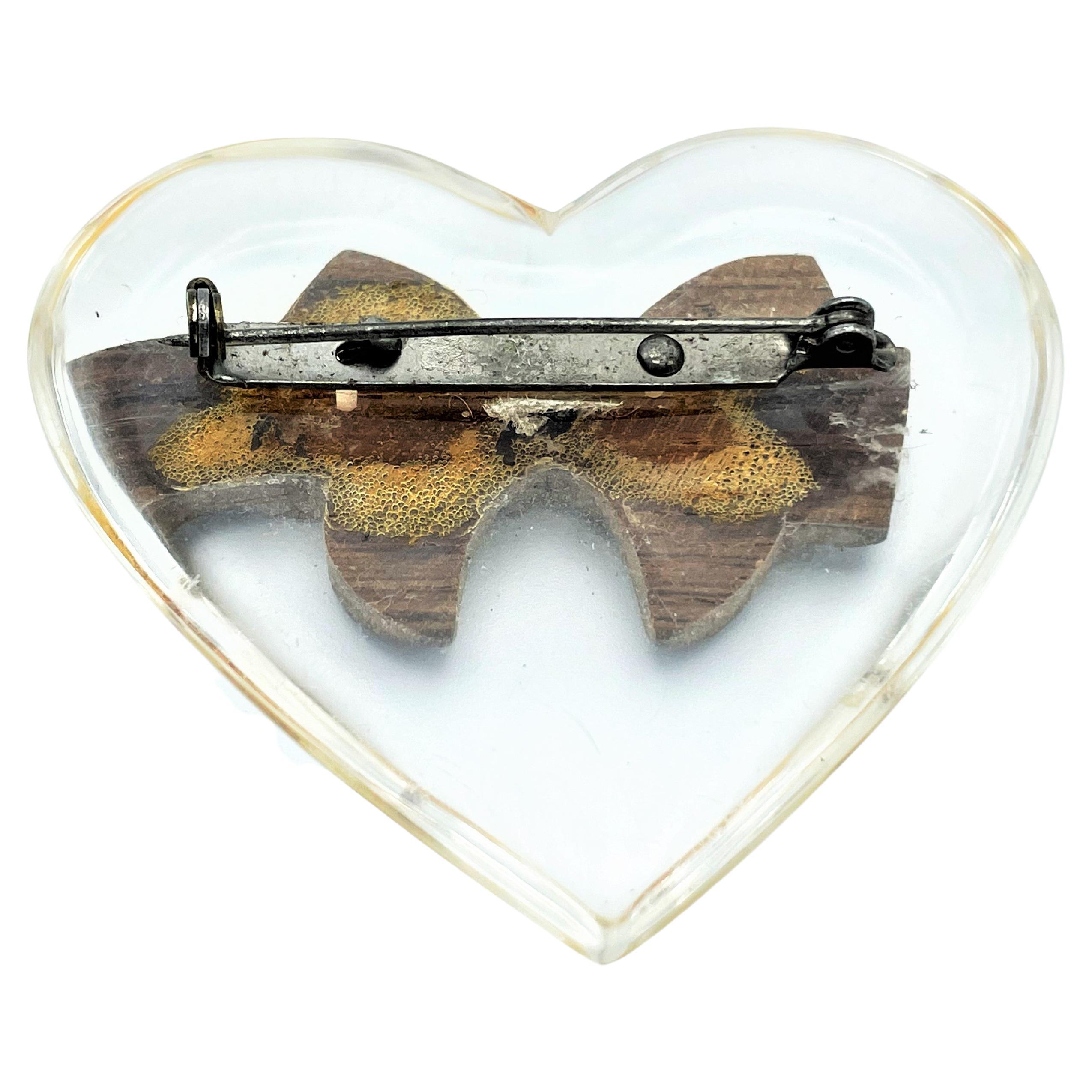 Vintage heart brooch made by lucite decorated with a bow made of wood, 1930s USA In Good Condition For Sale In Stuttgart, DE