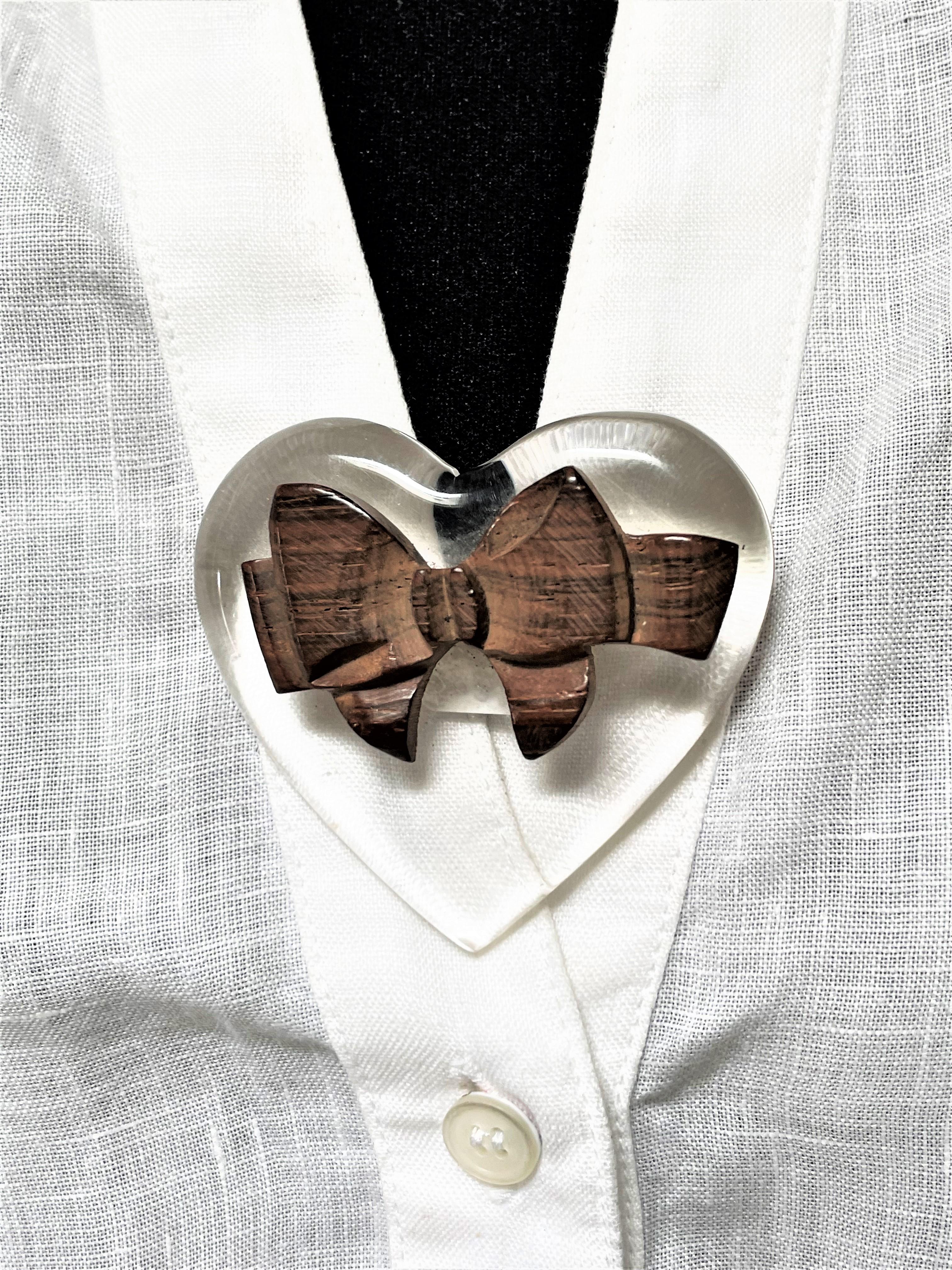 Vintage heart brooch made by lucite decorated with a bow made of wood, 1930s USA For Sale 1