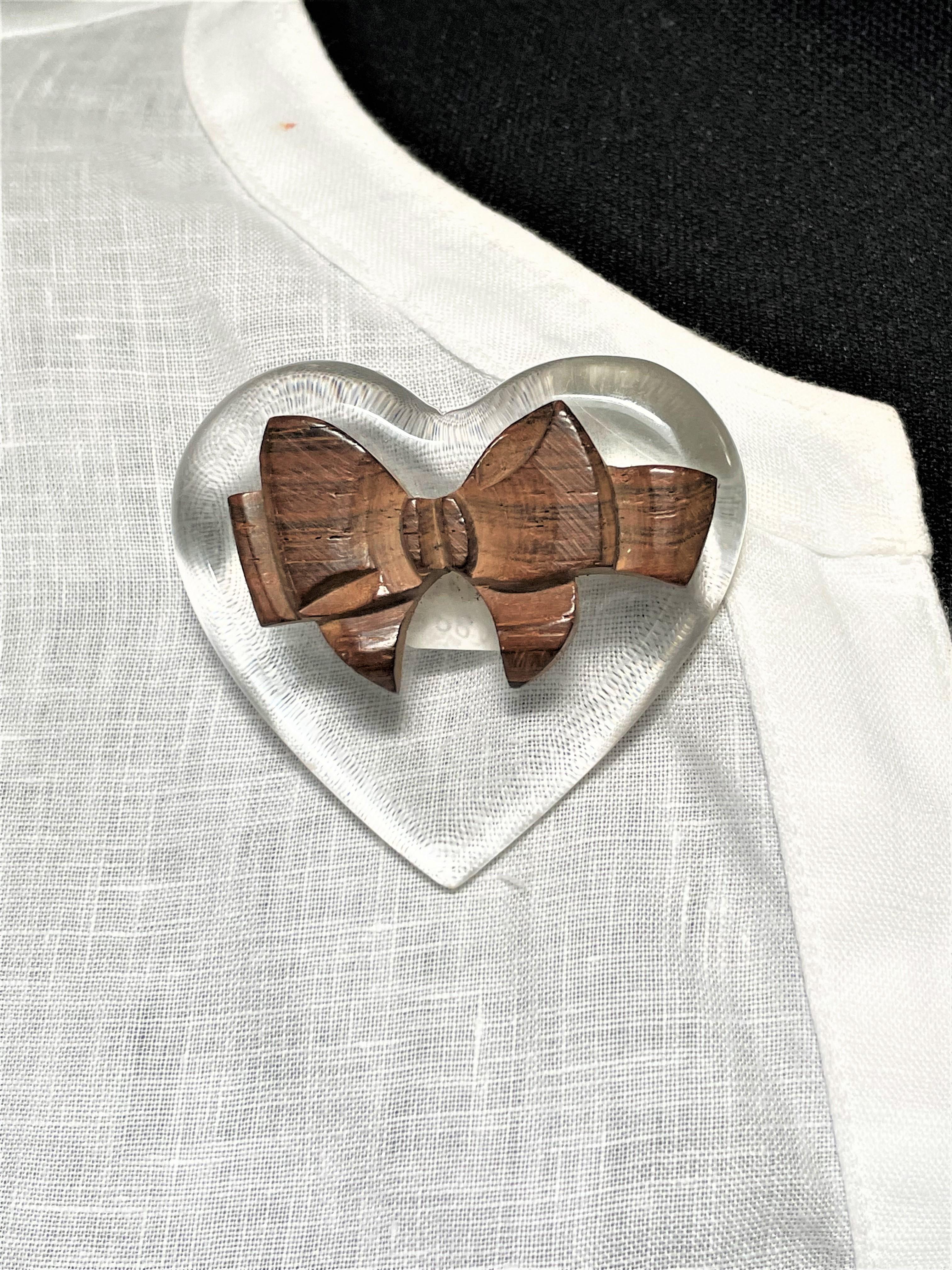 Vintage heart brooch made by lucite decorated with a bow made of wood, 1930s USA For Sale 2