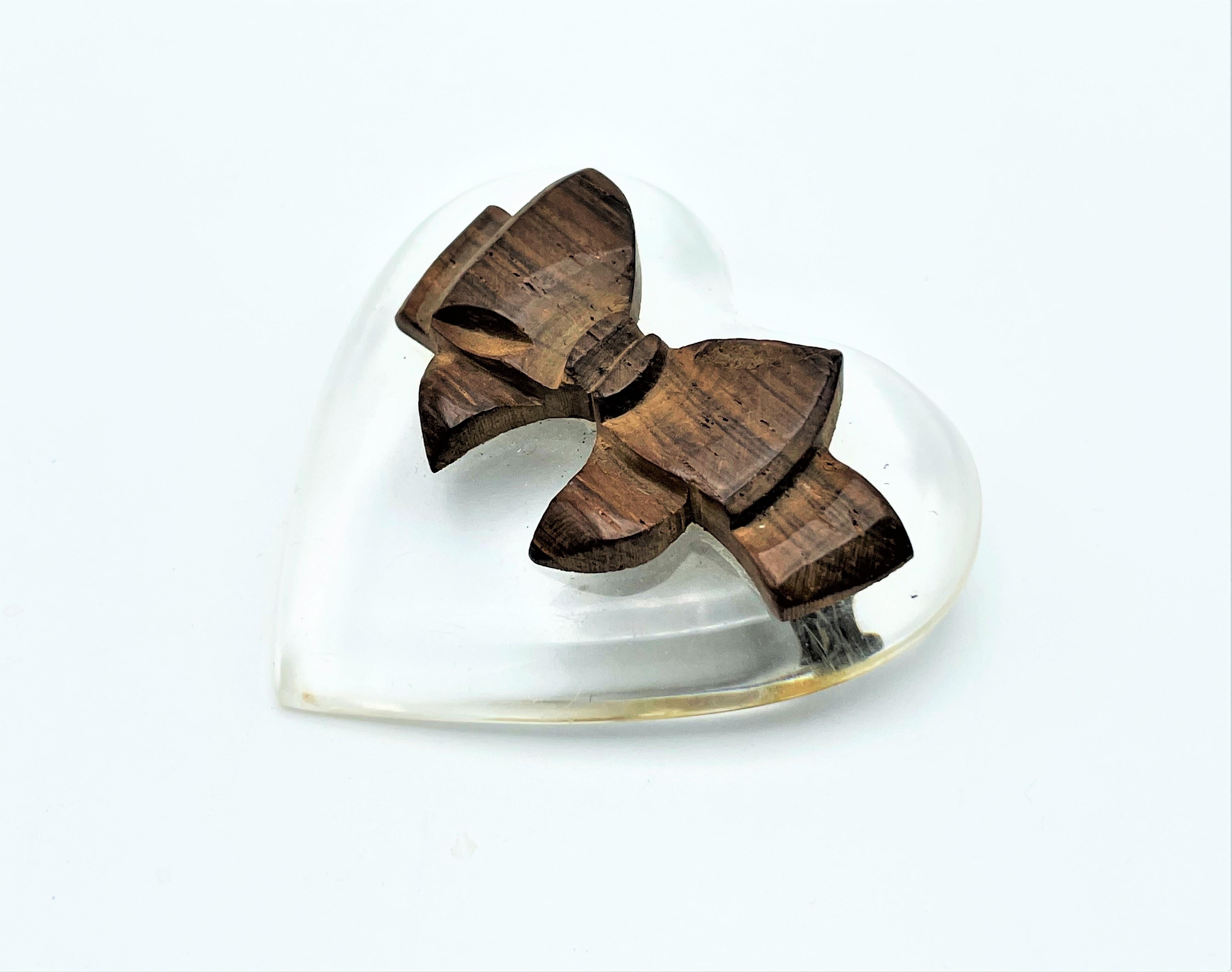 Vintage heart brooch made by lucite decorated with a bow made of wood, 1930s USA For Sale 3