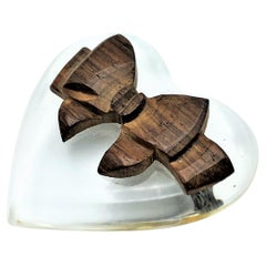 Broche corazón vintage de lucita decorado con un lazo de madera, años 30 EE.UU.