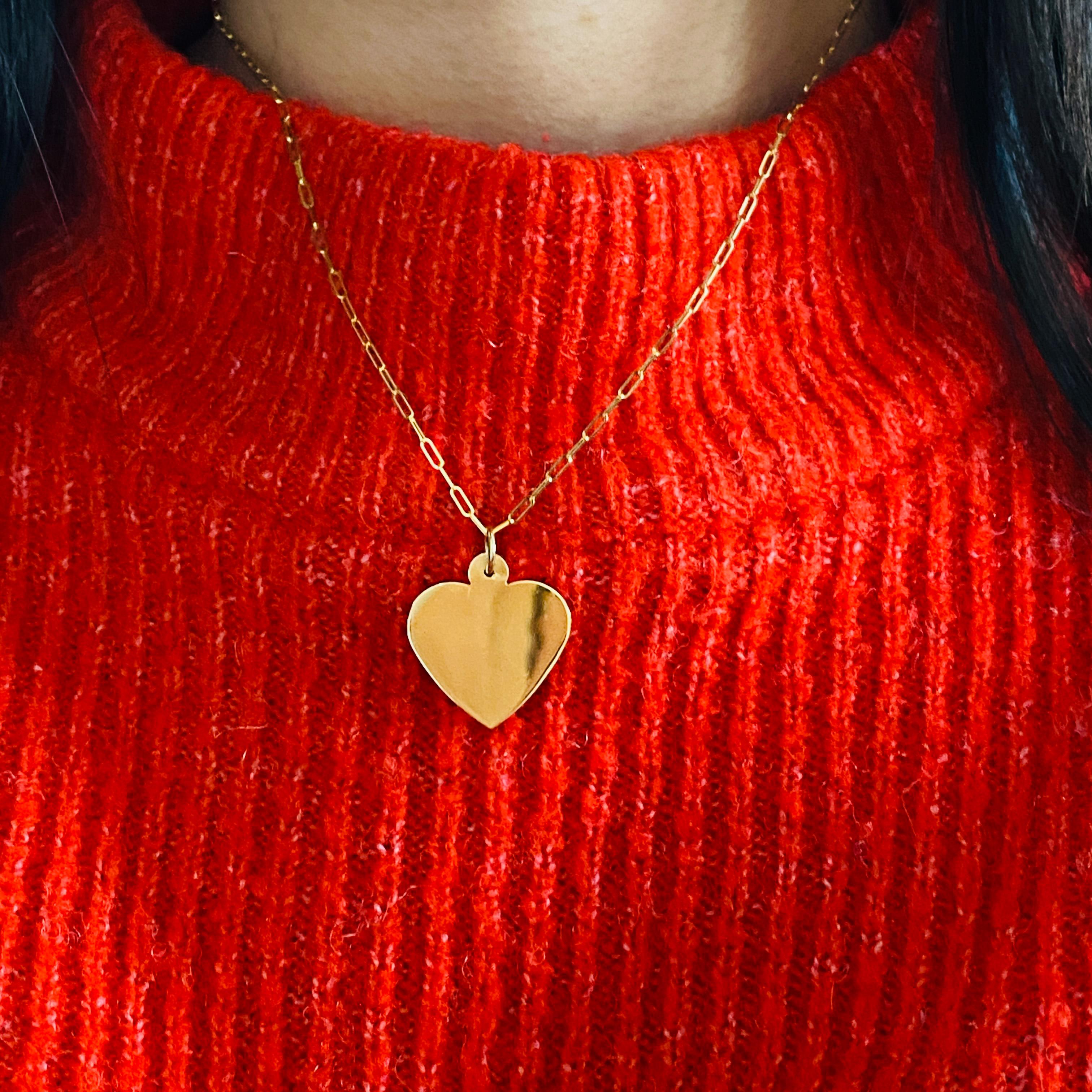 Vintage Heart Disk Charm Pendant in 14 Karat Yellow Gold, 1.9 grams In Excellent Condition In Austin, TX