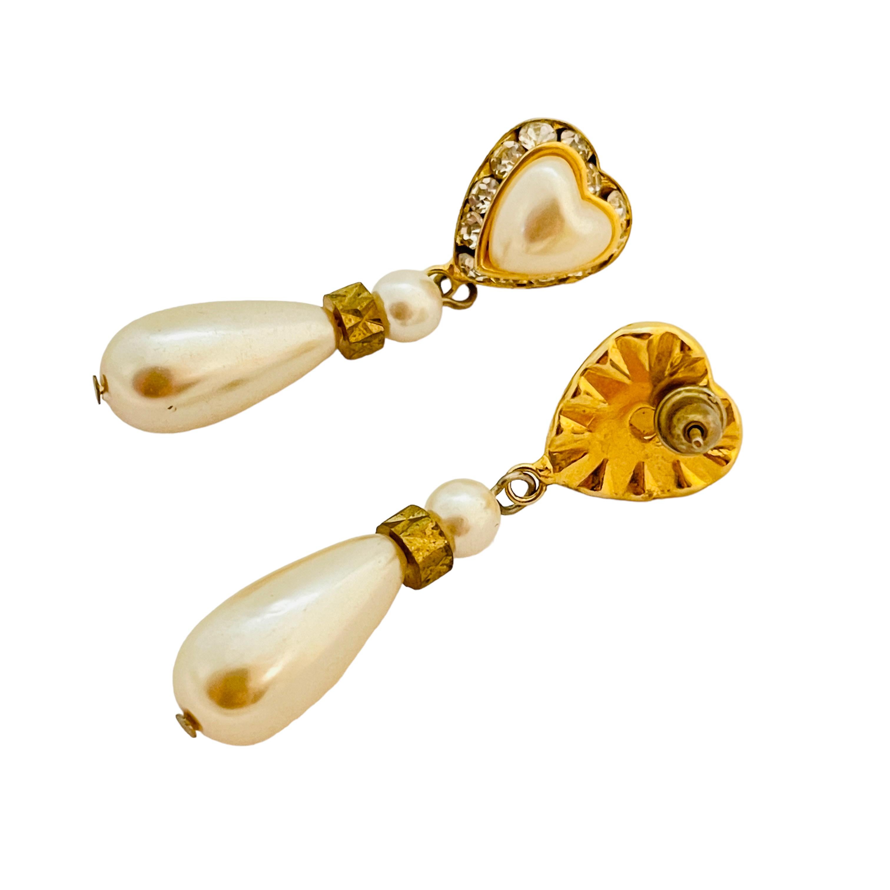 Vintage heart gold rhinestones dangle pearl designer runway pierced earrings In Good Condition For Sale In Palos Hills, IL