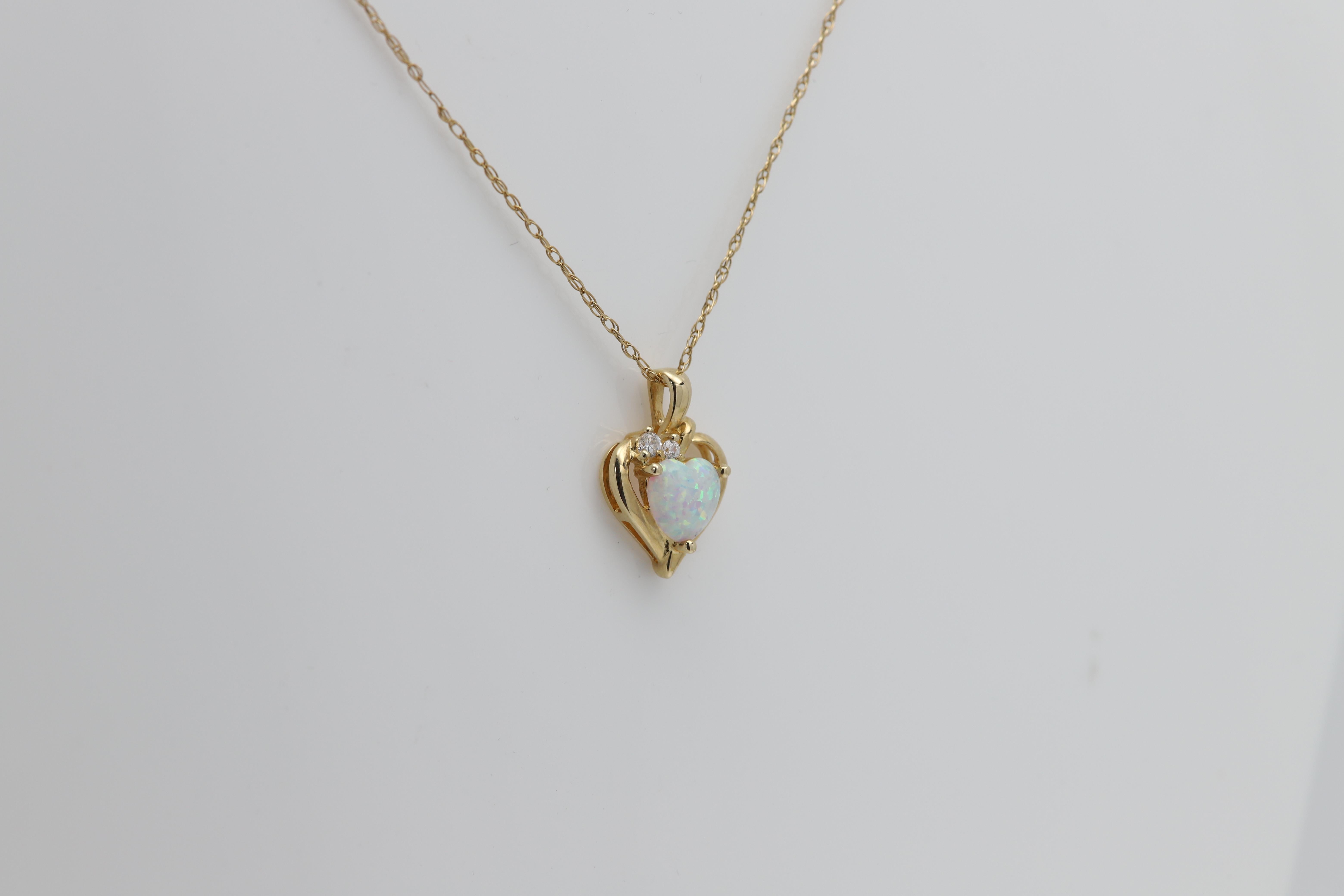 Vintage Heart Opal Pendant 14 Karat Yellow Gold Opal Necklace In Excellent Condition For Sale In Brooklyn, NY