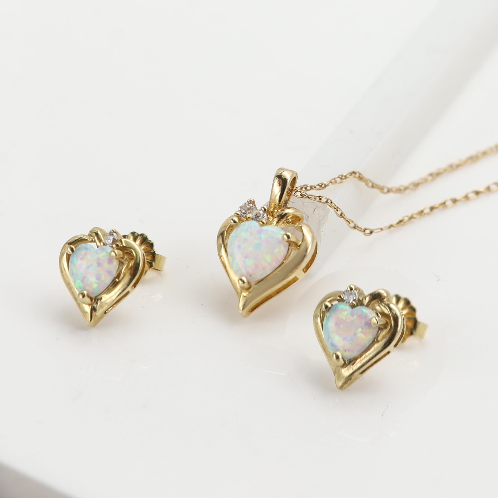 Cuore Vintage Heart Opal Pendant Earring set 10 Karat Yellow Gold Opal Necklace in vendita
