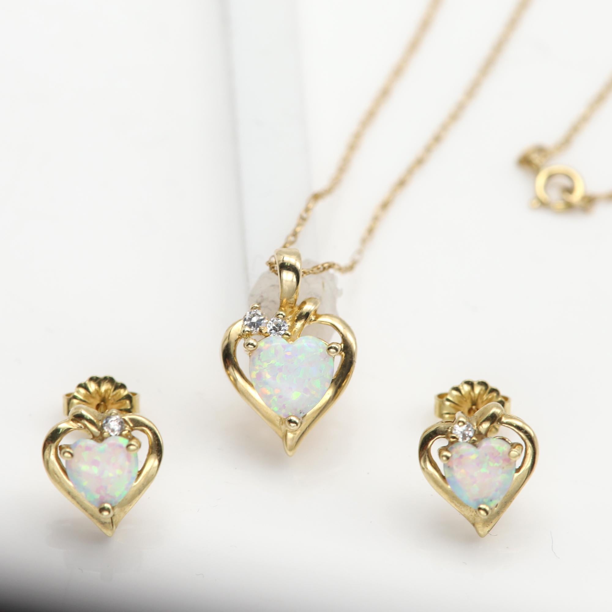Vintage Heart Opal Pendant Earring set 10 Karat Yellow Gold Opal Necklace In condizioni ottime in vendita a Brooklyn, NY