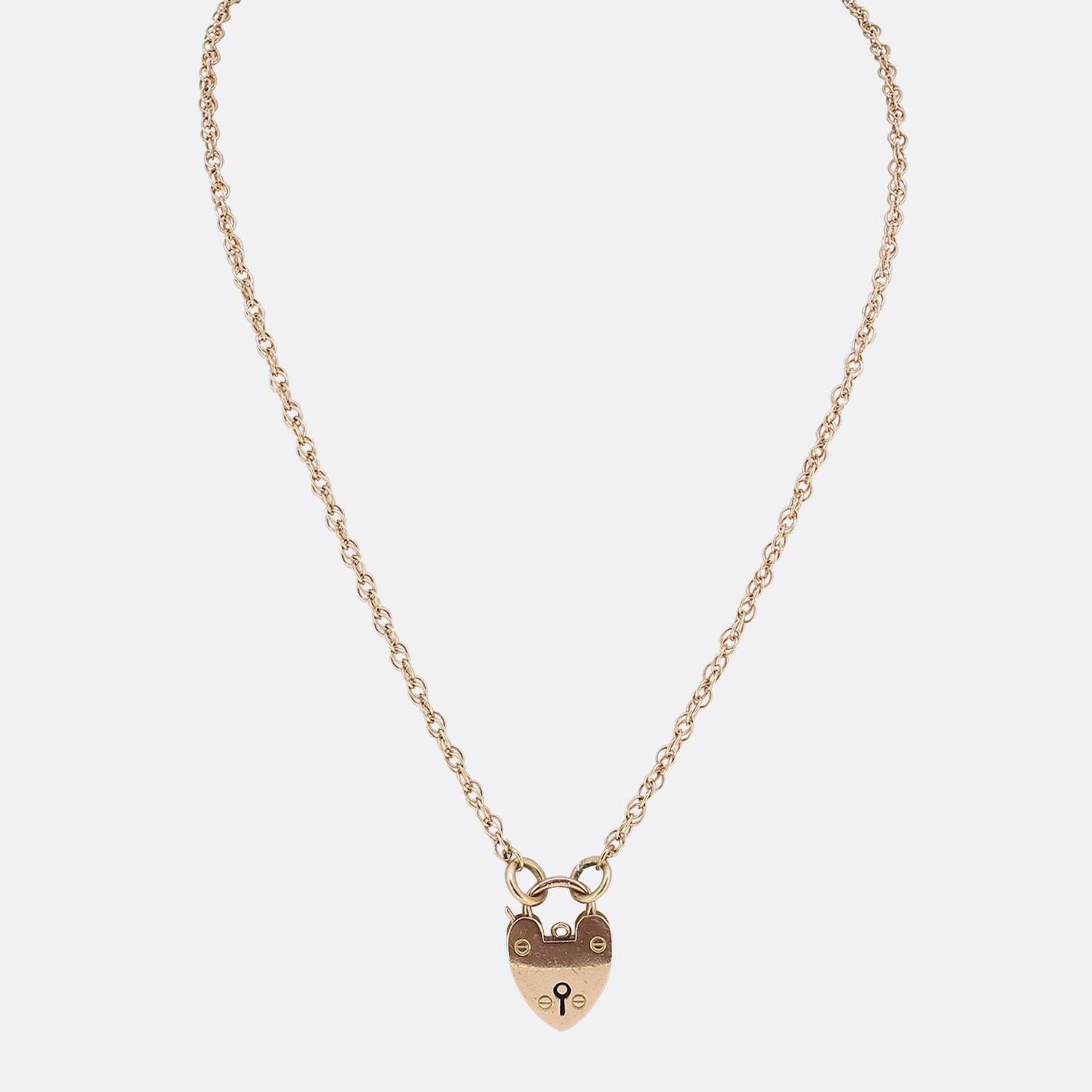 Dies ist eine Vintage-Halskette aus 9 Karat Roségold. Die Halskette ist mit einem antiken Herzvorhängeschloss versehen, das sich über den Verschluss an der Oberseite leicht öffnen lässt. Dieses Stück hängt an einer schicken, doppelt gegliederten