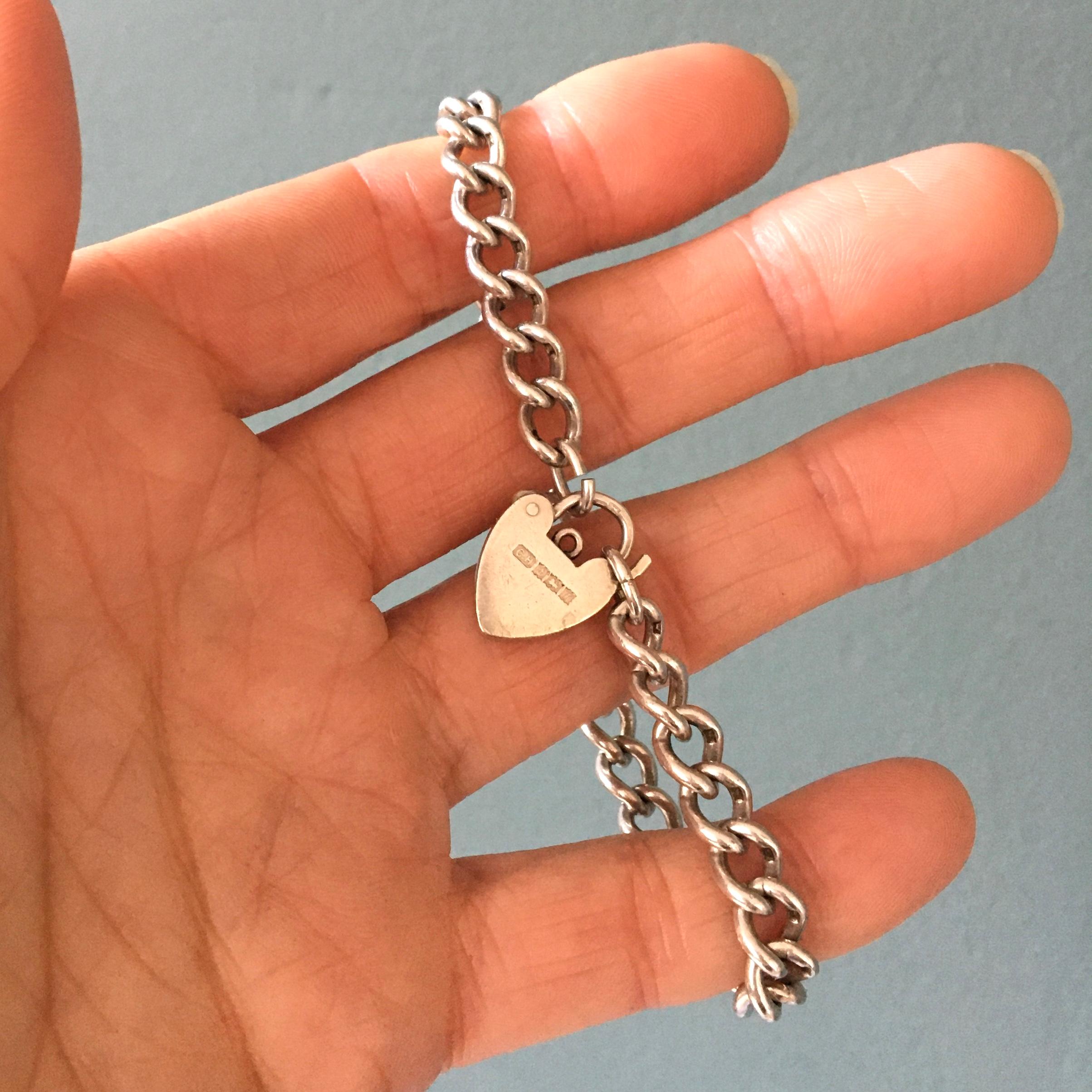 Silber Curb Charm-Armband mit Herzanhänger für Damen oder Herren im Angebot