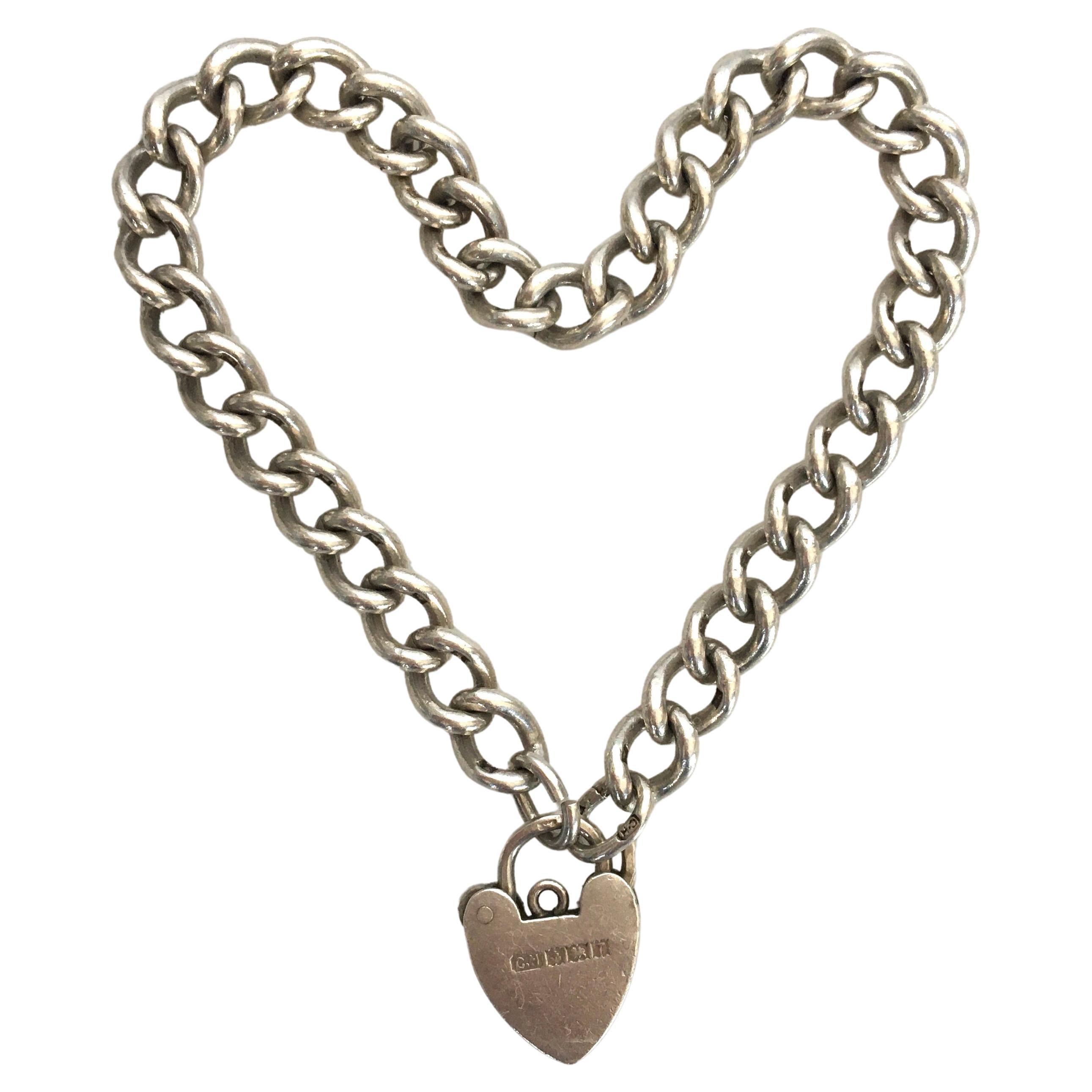 Silber Curb Charm-Armband mit Herzanhänger im Angebot