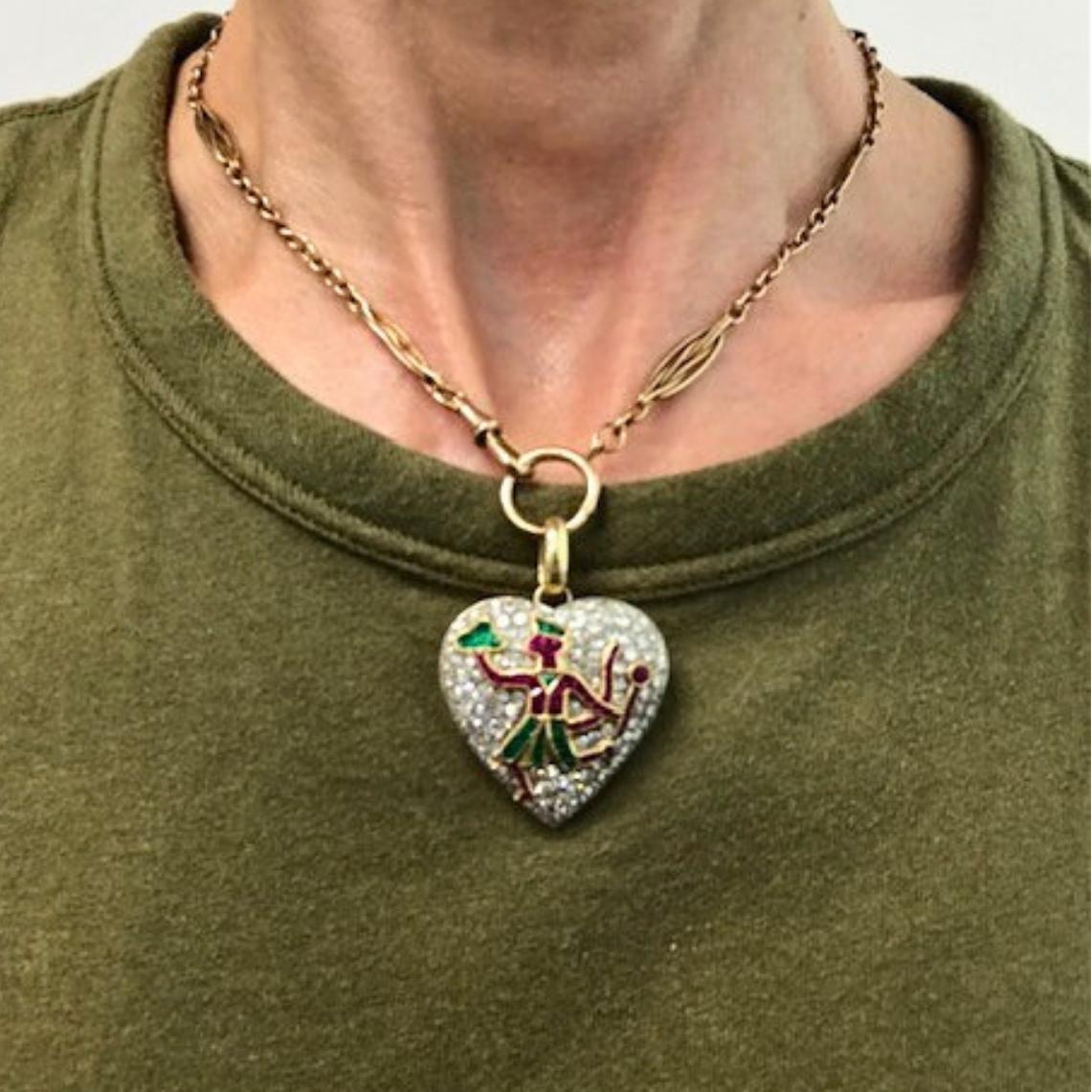 Questa collana vintage abbina un ciondolo dettagliato a forma di cuore a una catena in oro 14k. 
Il ciondolo a forma di cuore è realizzato in platino e oro 14k. Sulla superficie del pendente sono incastonati diamanti a taglio singolo, che creano uno