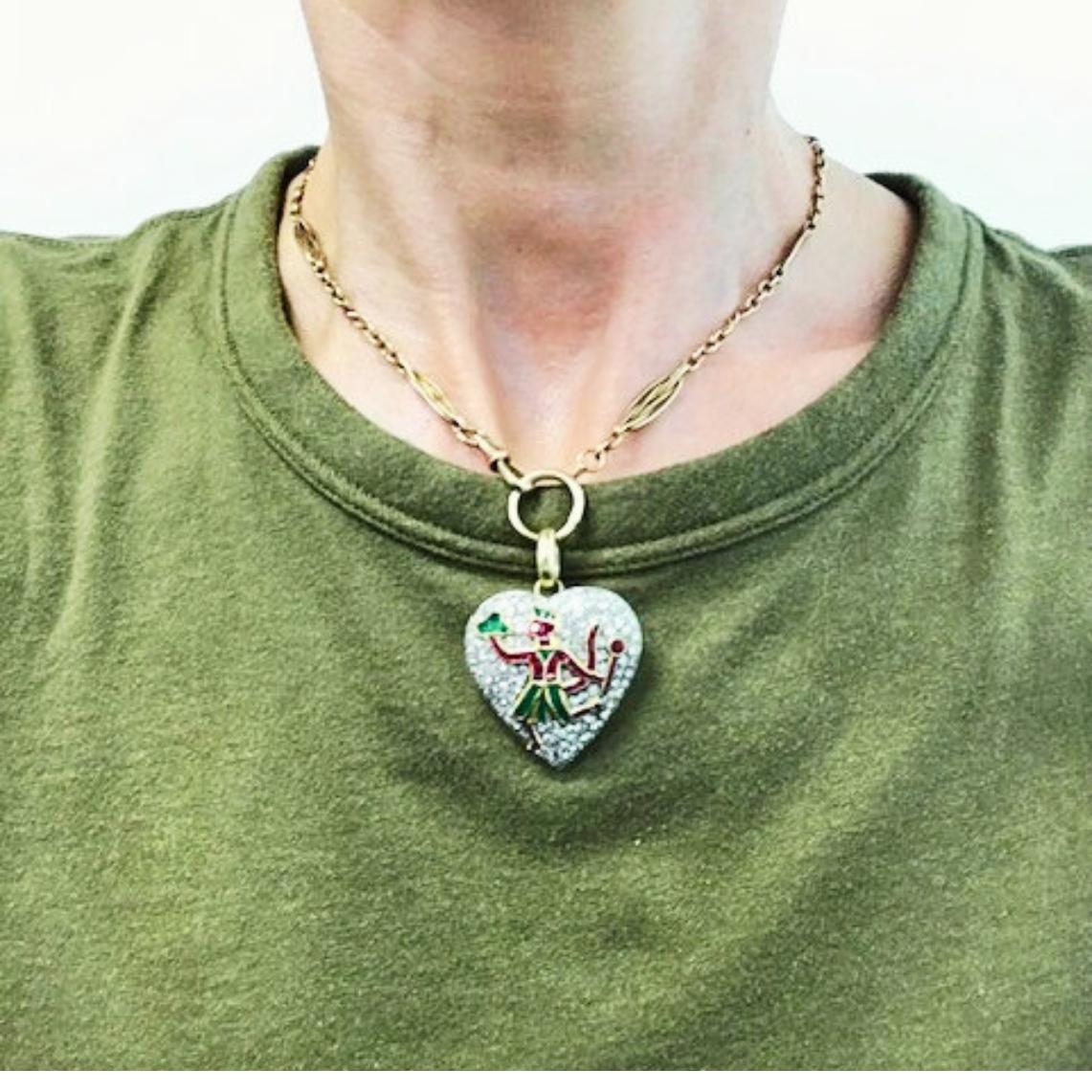 Ciondolo cuore vintage diamante platino motivo mitologia indiana catena 14k in vendita 4