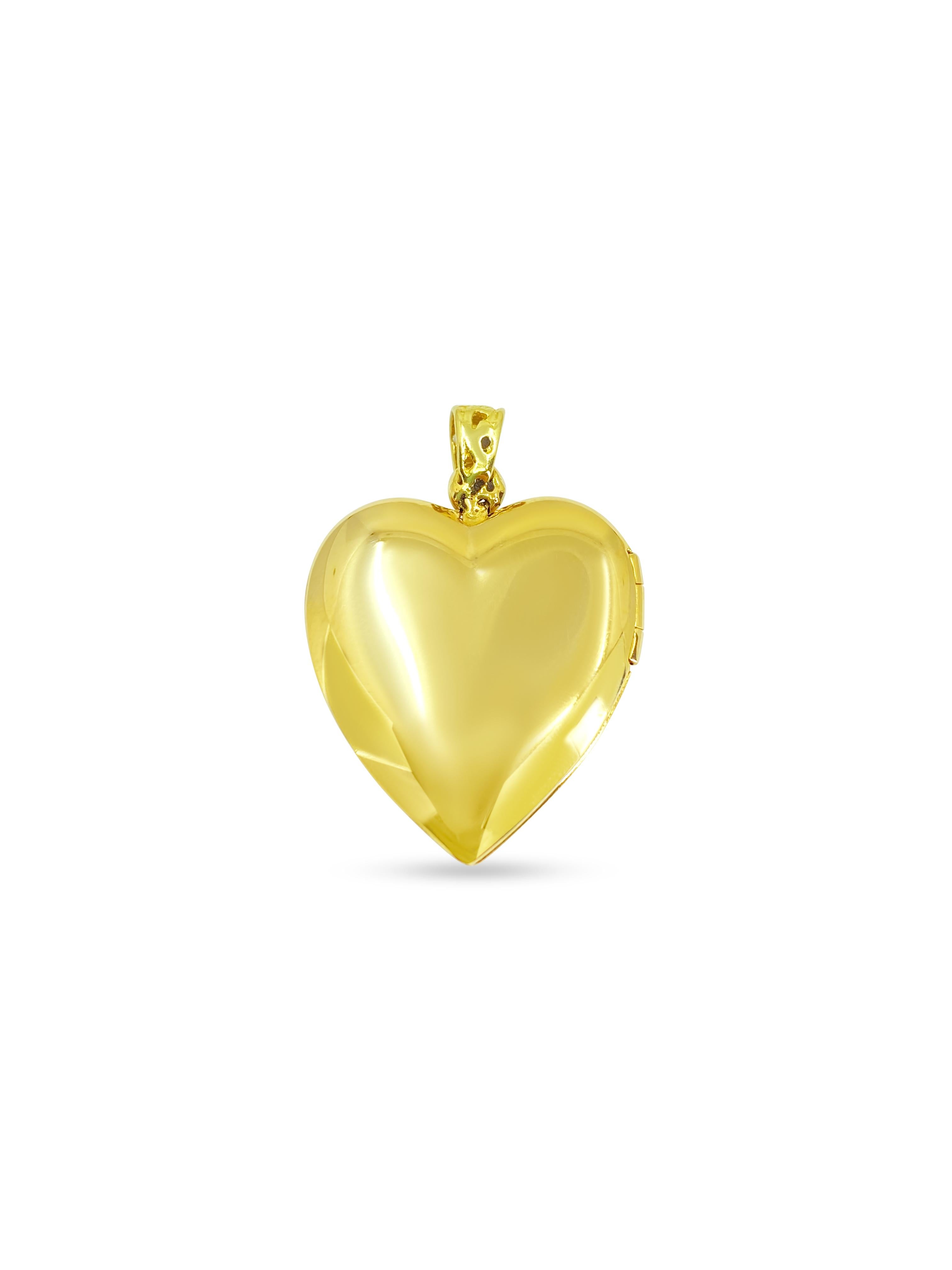 Crafted from 14k yellow gold, this vintage heart-shaped picture pendant is a timeless and romantic piece for her. Weighing 5.42 grams and measuring 3.30 x 2.40 cm, it offers a charming way to cherish cherished memories or loved ones close to the