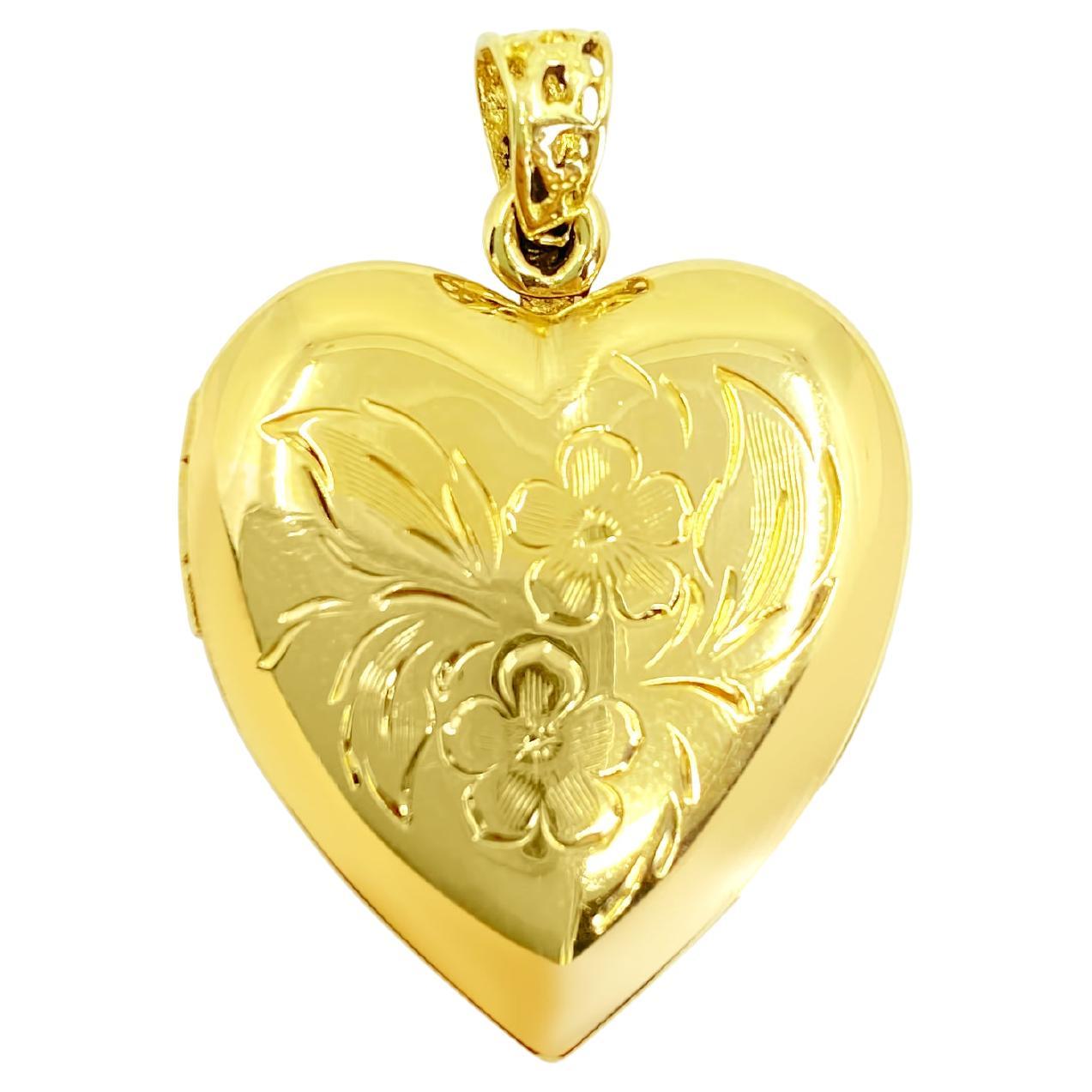 Vintage Heart Picture Pendant For Her in 14k Gold  For Sale
