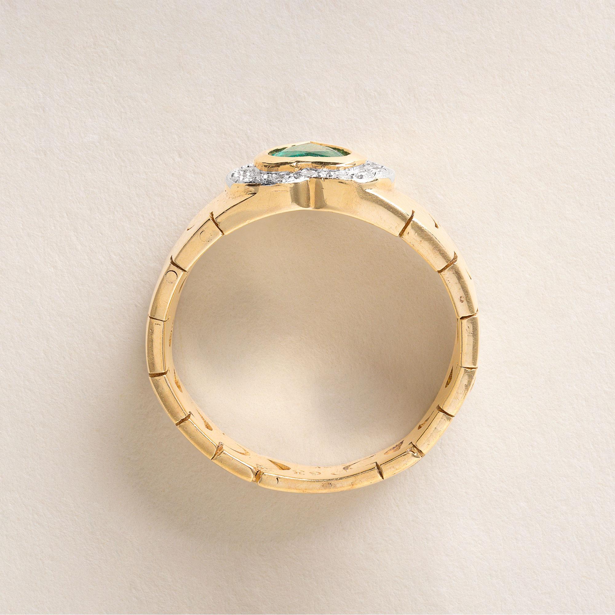Contemporary Vintage Heart Shape Emerald Diamond Halo Mesh Chain Gold Ring 18K Yellow Gold For Sale
